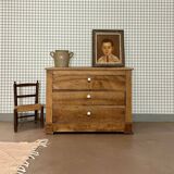 Walnut chest of drawers