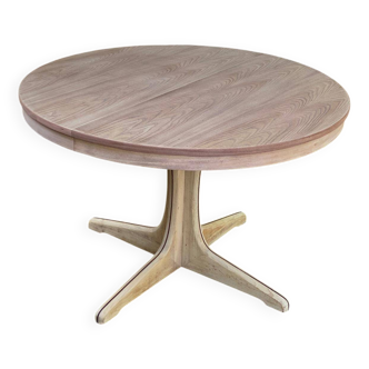 Baumann round extendable Scandinavian dining table with central leg 150cm
