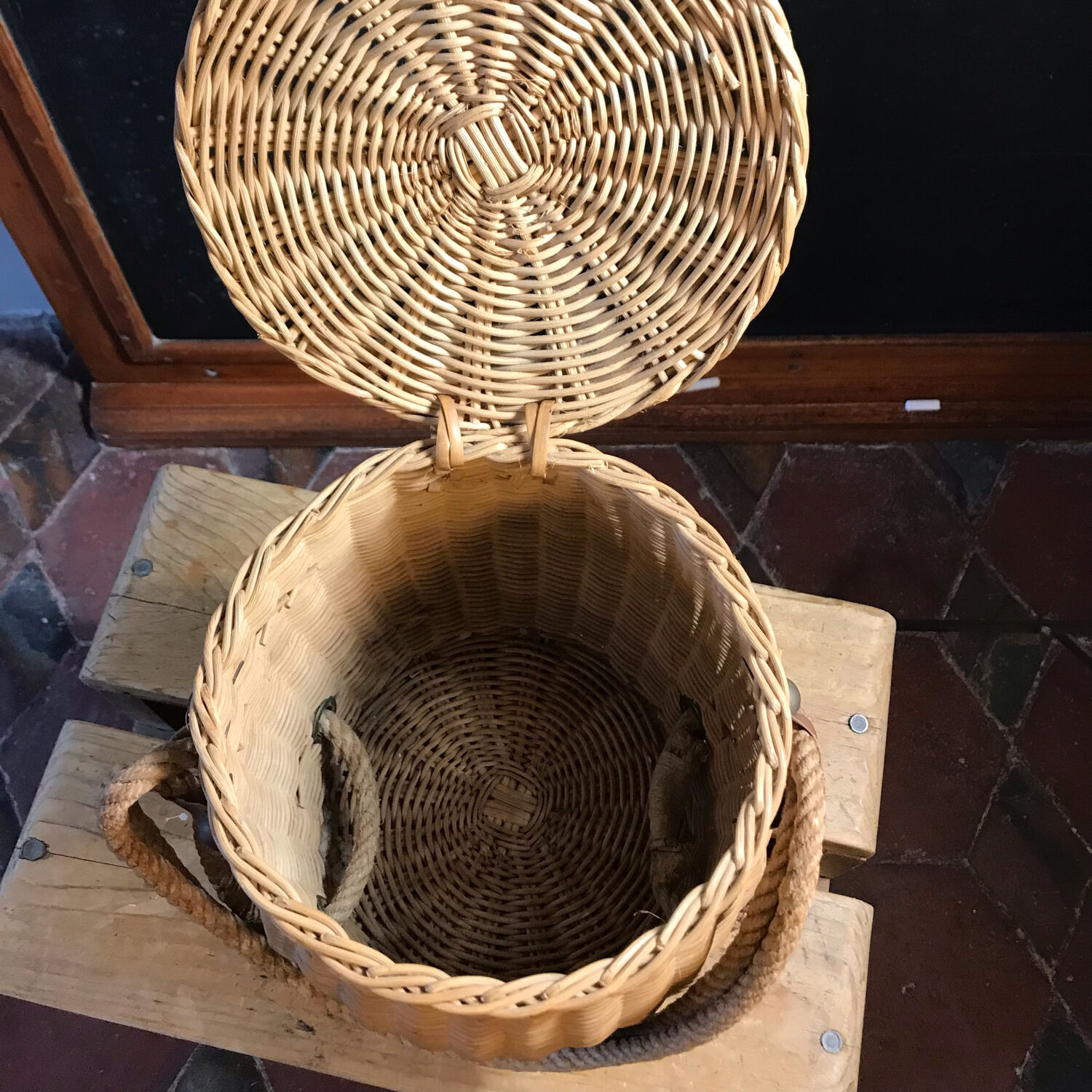 Wicker pan and vintage rope