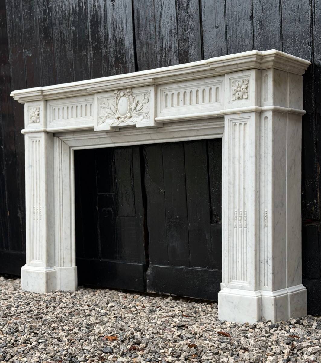 Cheminée de style Louis XVI en marbre blanc de Carrare vers 1880