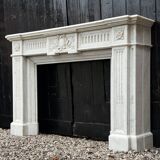 Cheminée de style Louis XVI en marbre blanc de Carrare vers 1880