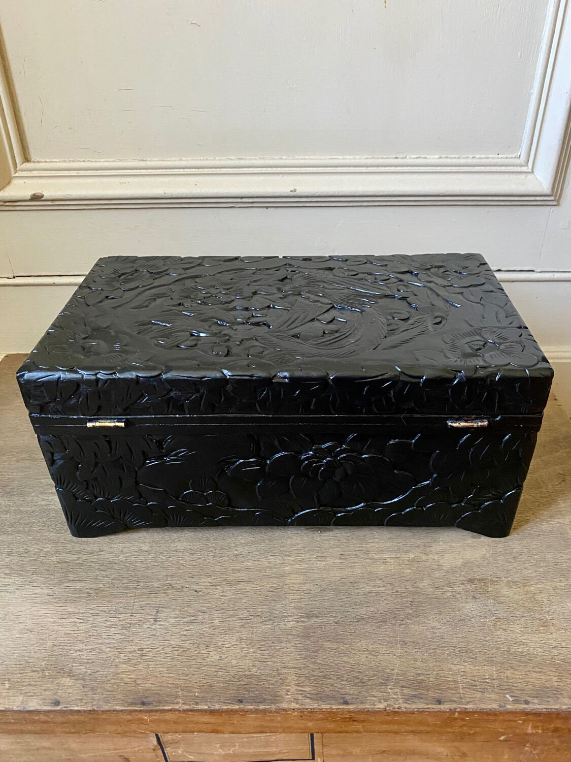 Caisse en bois sculptée