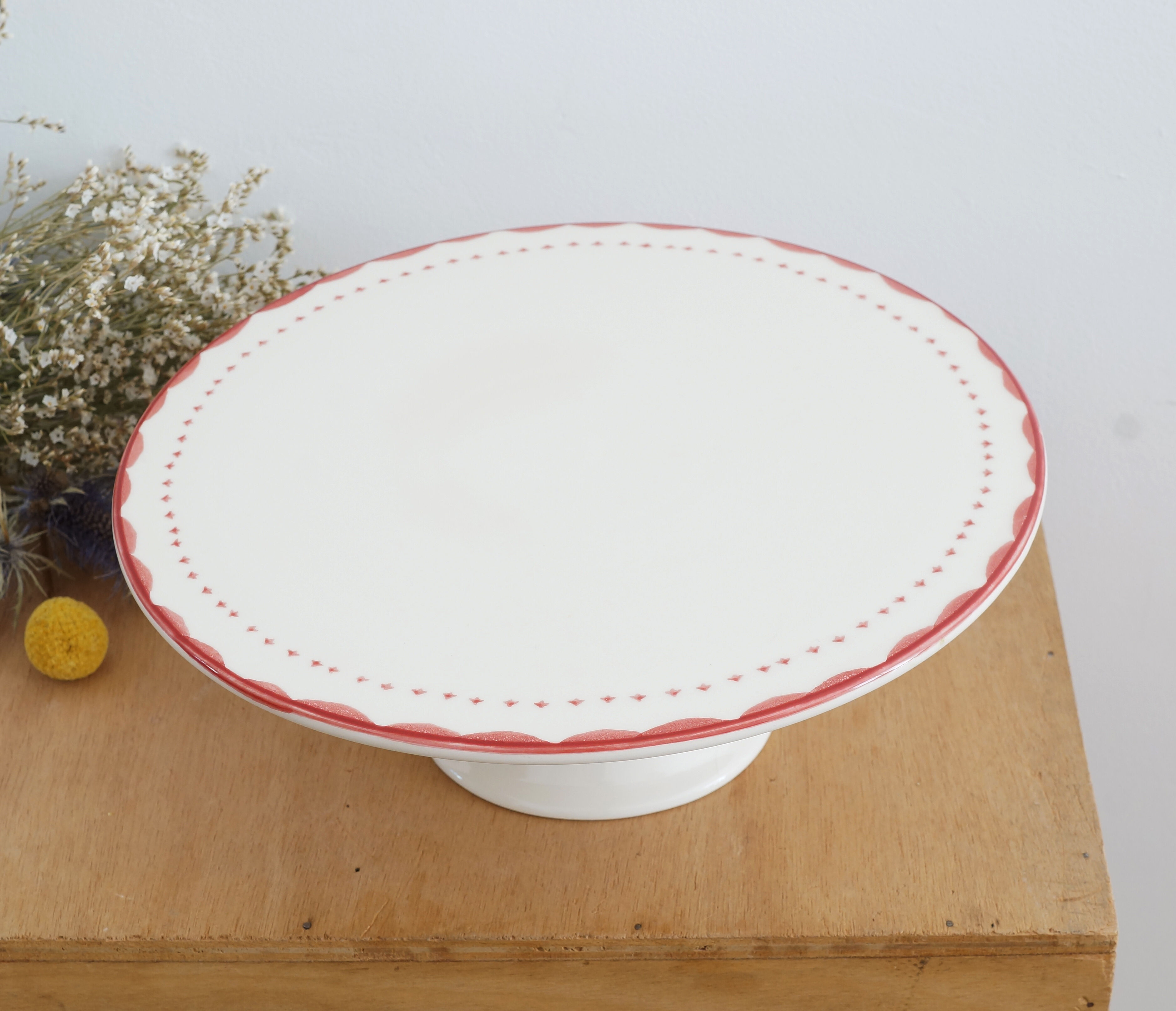 Grand plat à tarte en faïence sur piedouche