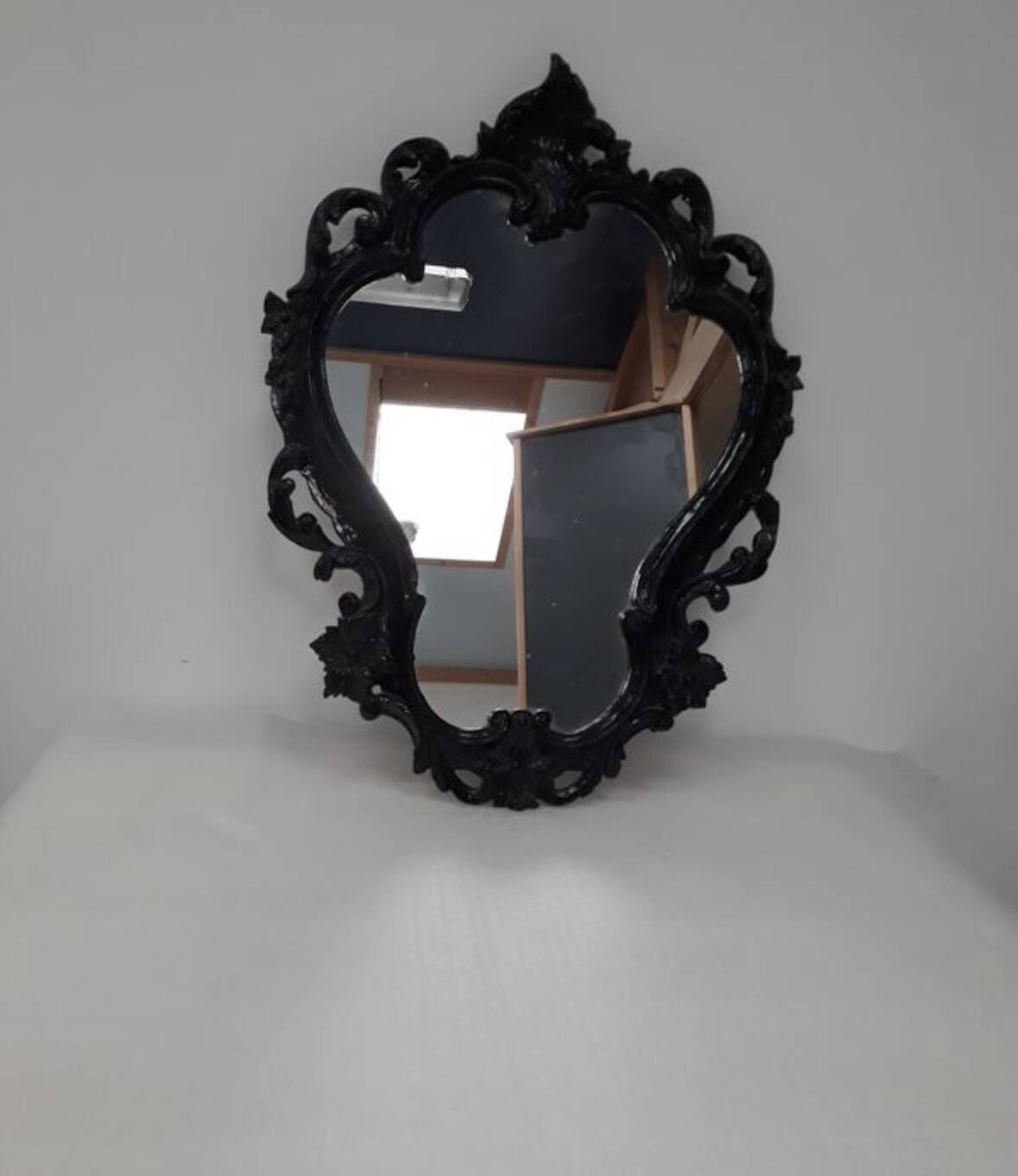 Black molding mirror