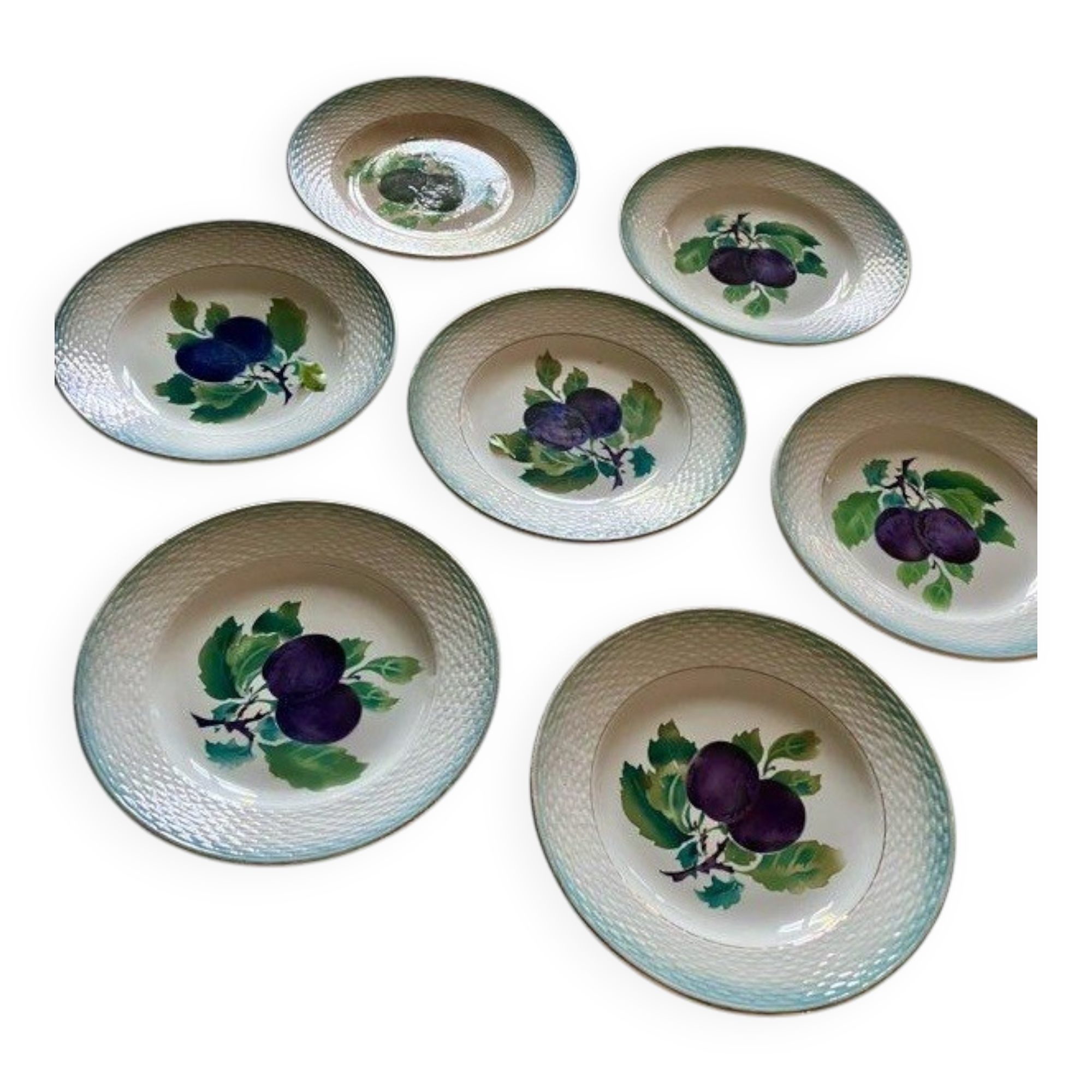 Série de 7 assiettes à dessert vintage Saint-Amand – décor Prunes et vannerie