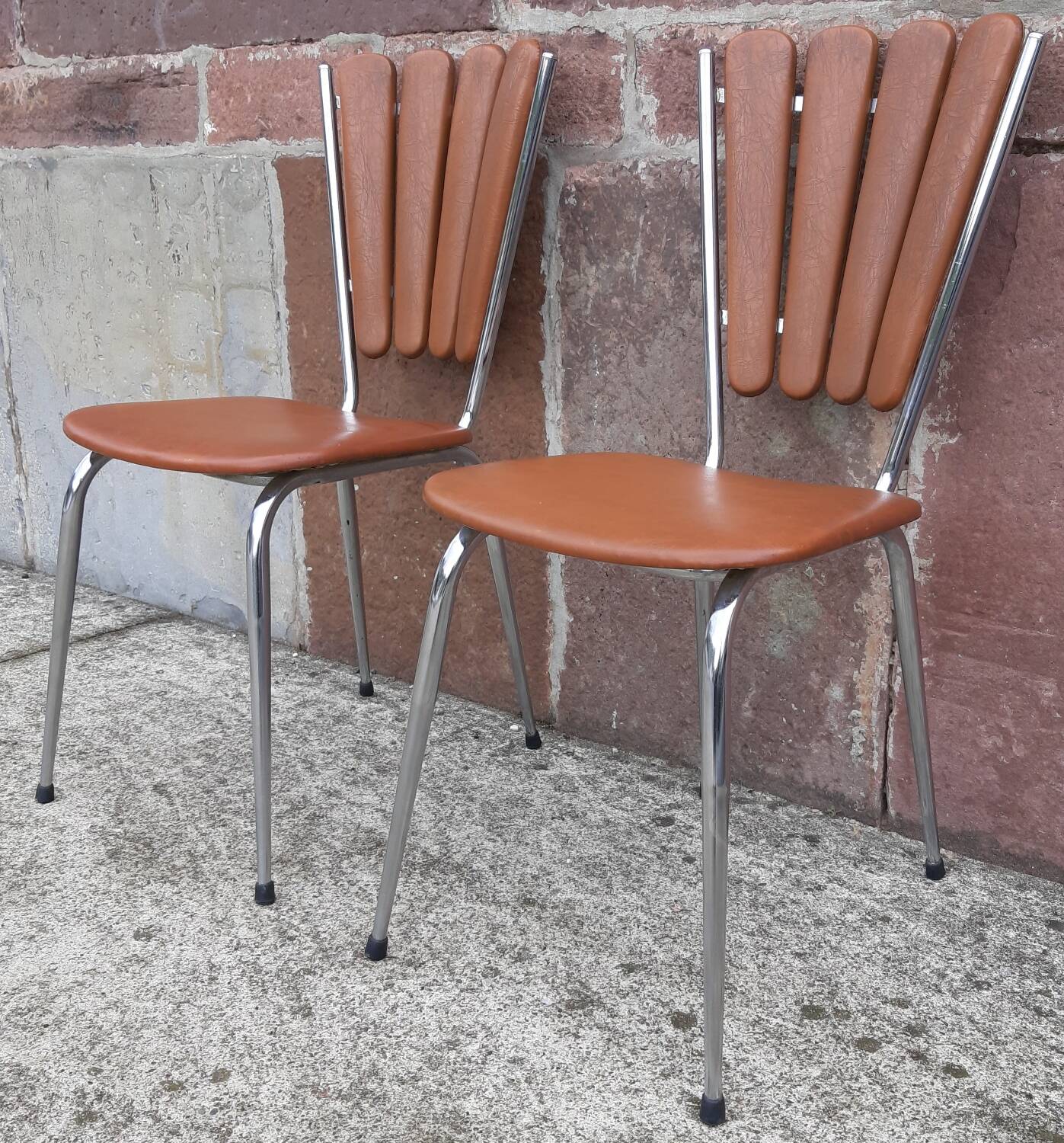 2 “Pétal” chairs from Soudévinyl