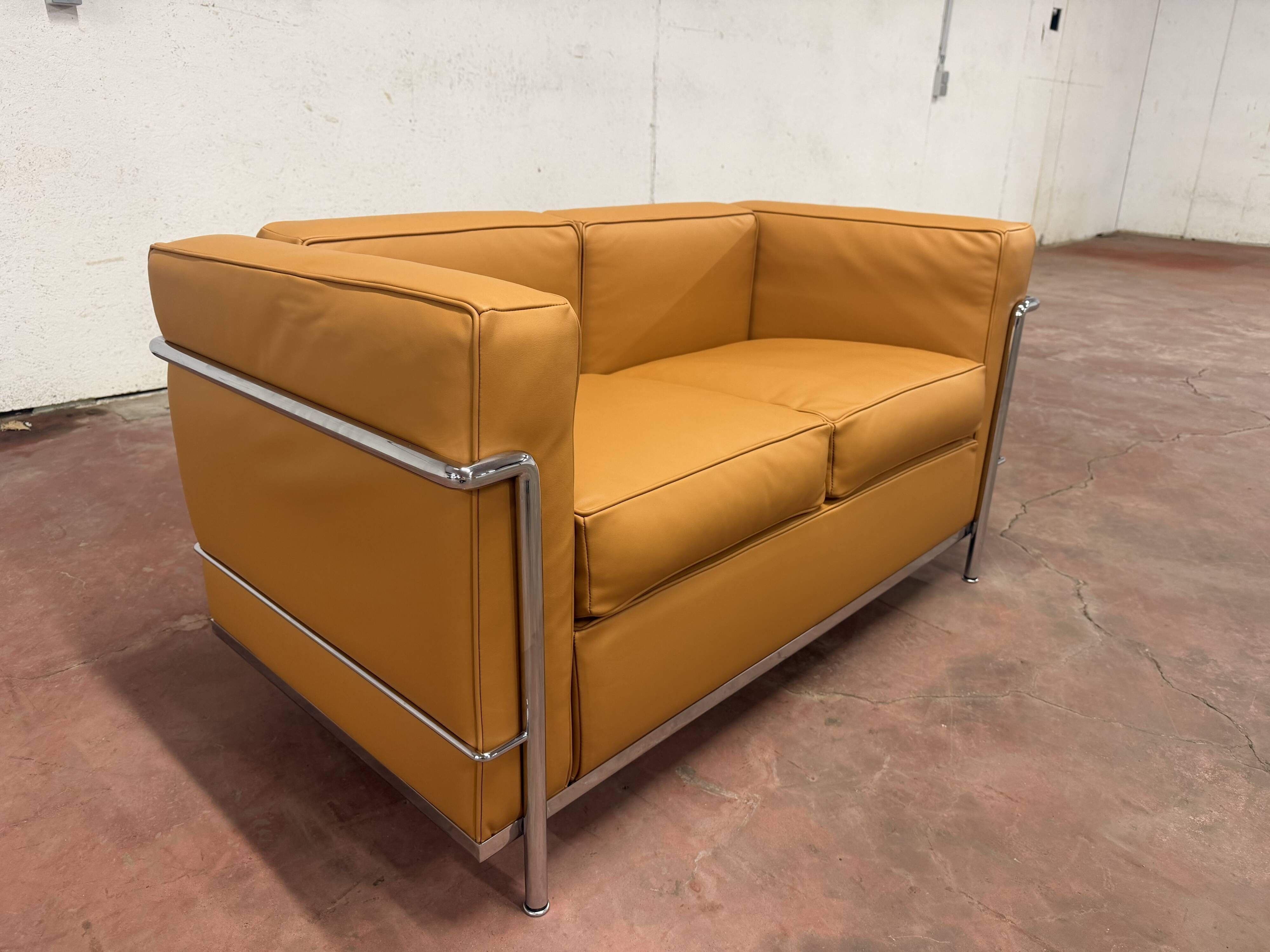 Original Cassina 2-seater Le Corbusier LC2 Cognac Camel leather IN NEW CONDITION!!