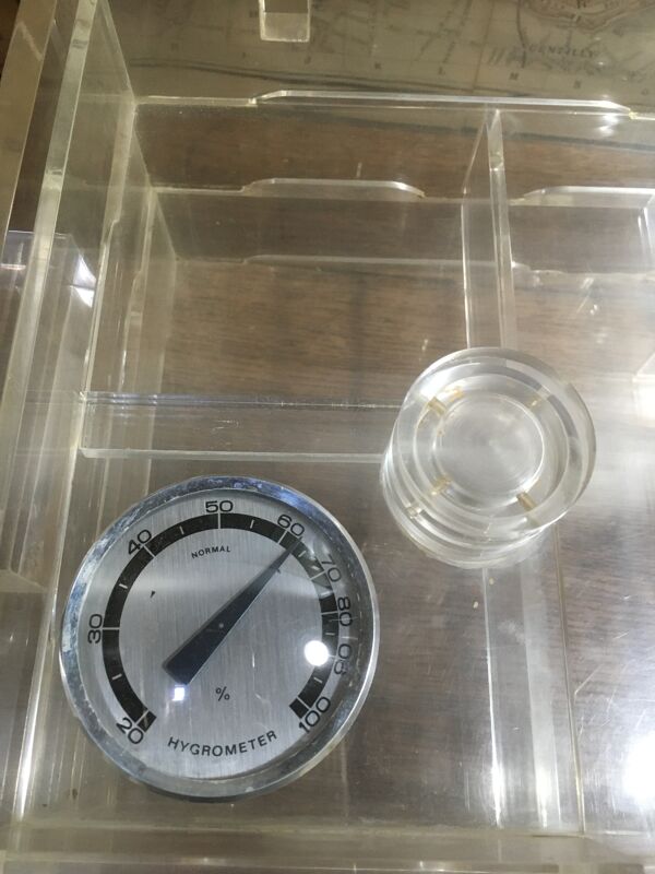 Cave à cigares en plexiglas vintage