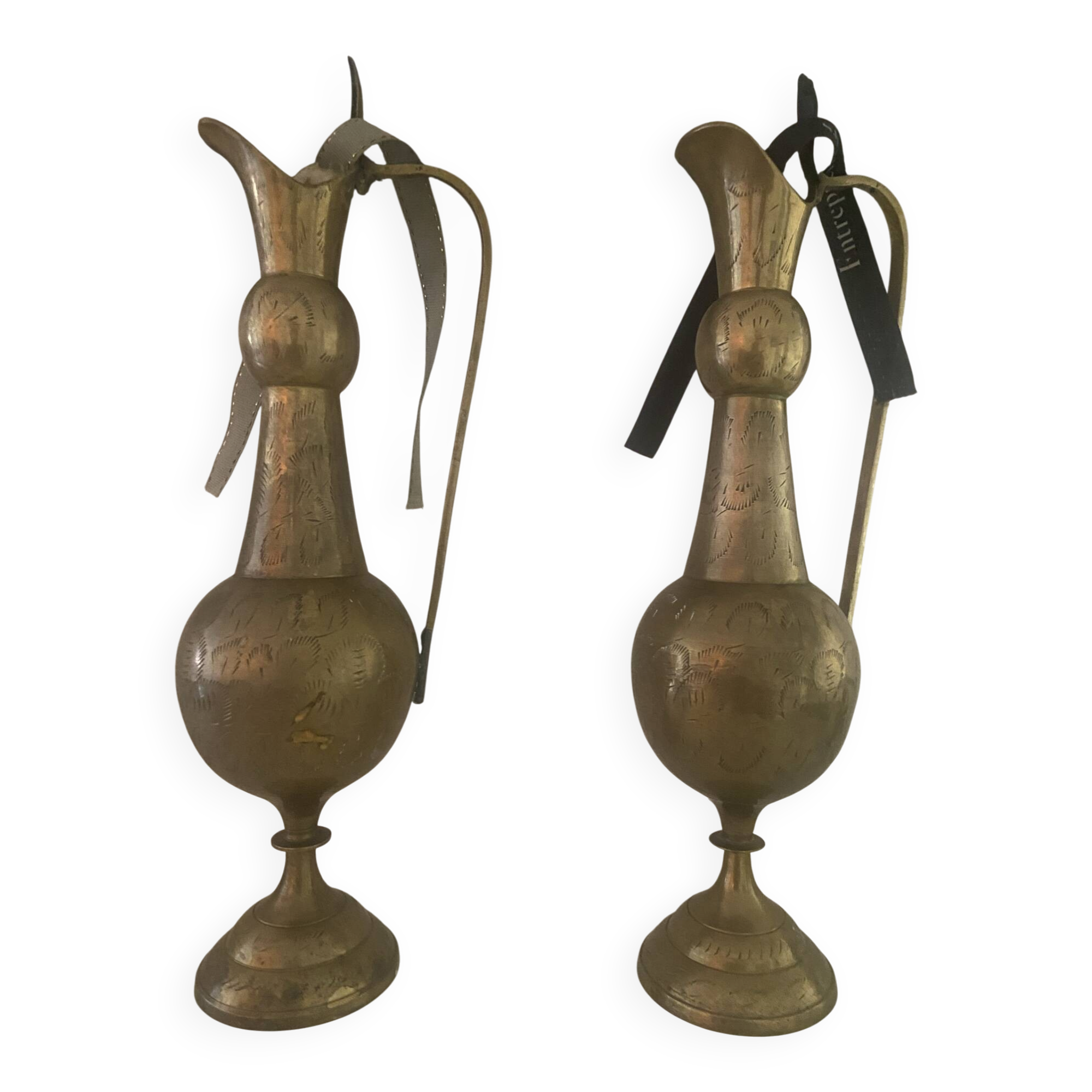 Pair of chiselled gilded bronze ewers – Oriental decoration – Antique pieces