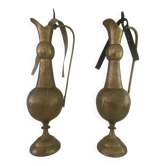 Pair of chiselled gilded bronze ewers – Oriental decoration – Antique pieces