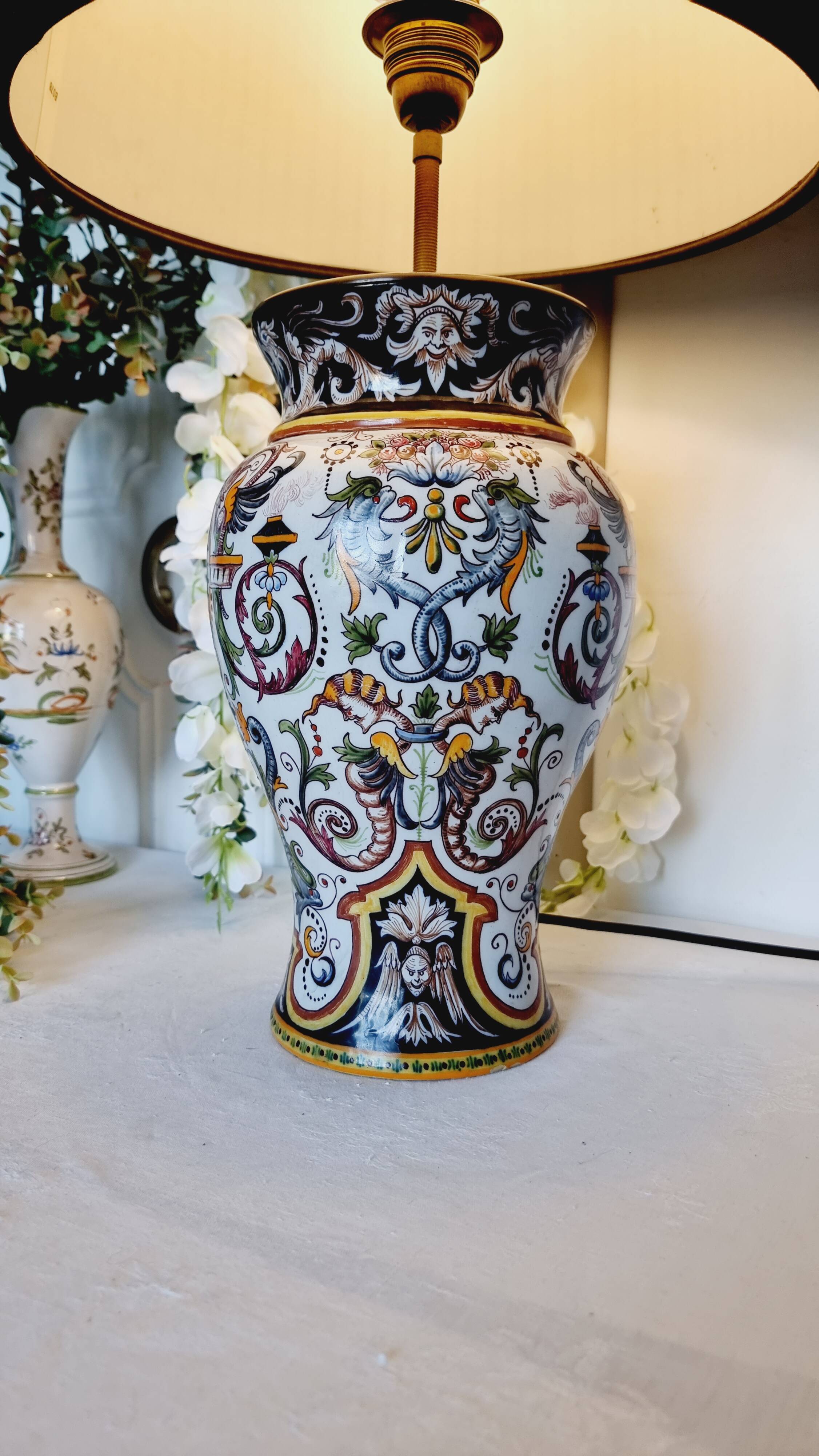 Table lamp in fine earthenware, 1950, in Renaissance style.
