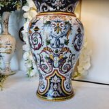 Table lamp in fine earthenware, 1950, in Renaissance style.