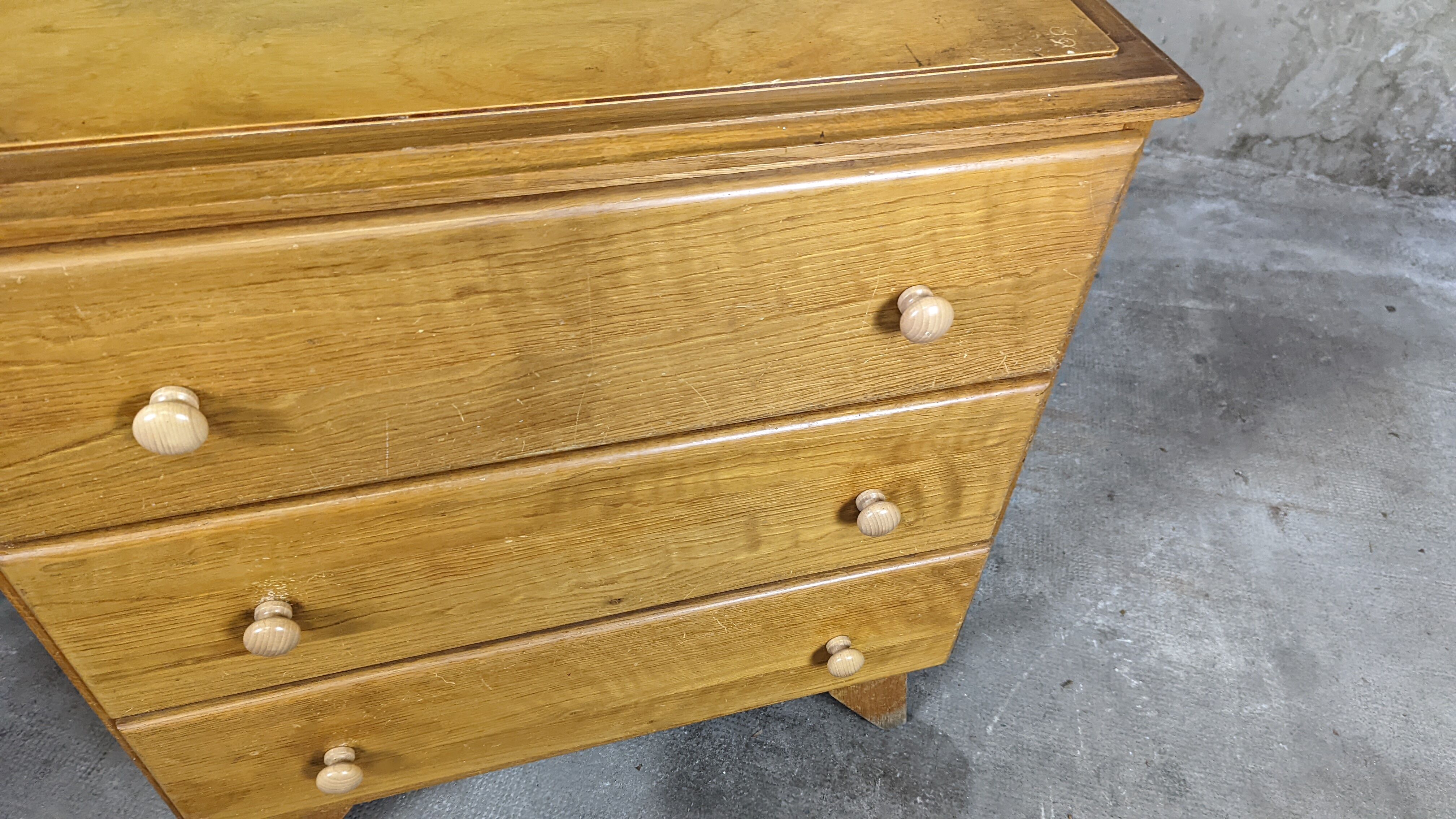 Scandinavian compass foot dresser