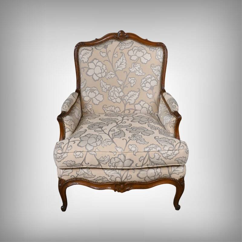 Queen's bergère in carved beech, Louis XV period – mid 18th century