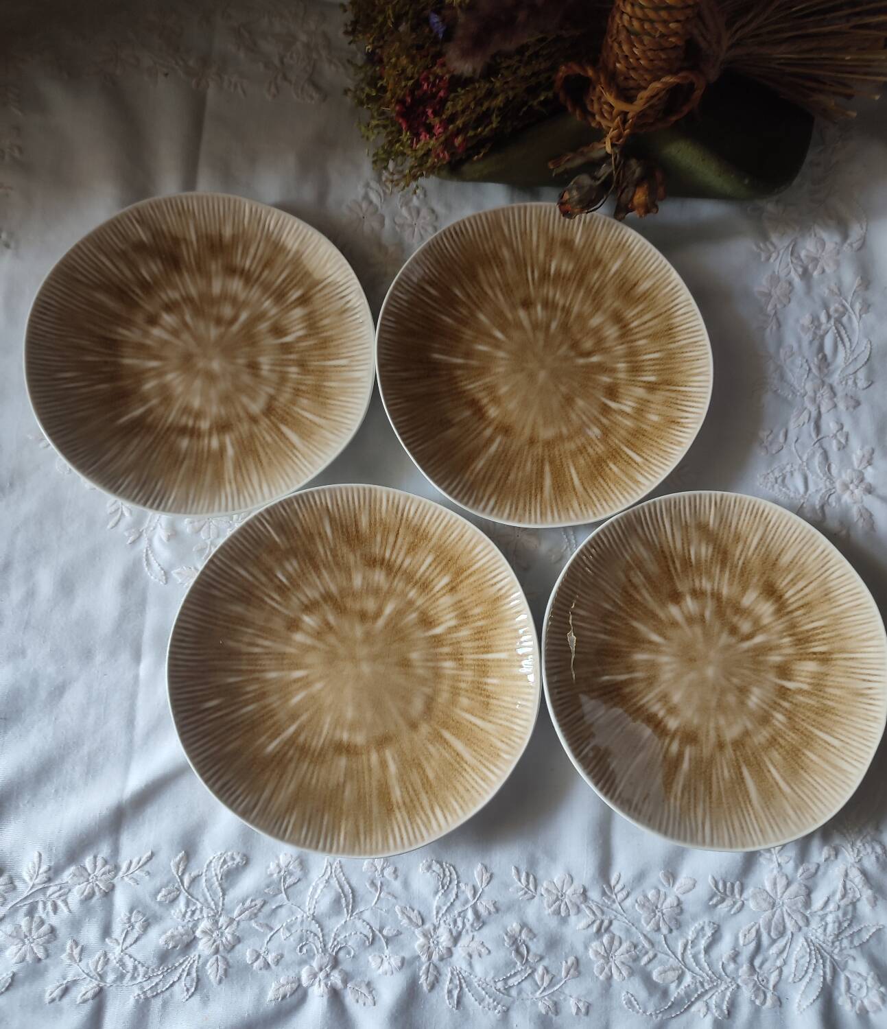 Set of 4 mushroom-style glazed ceramic plates