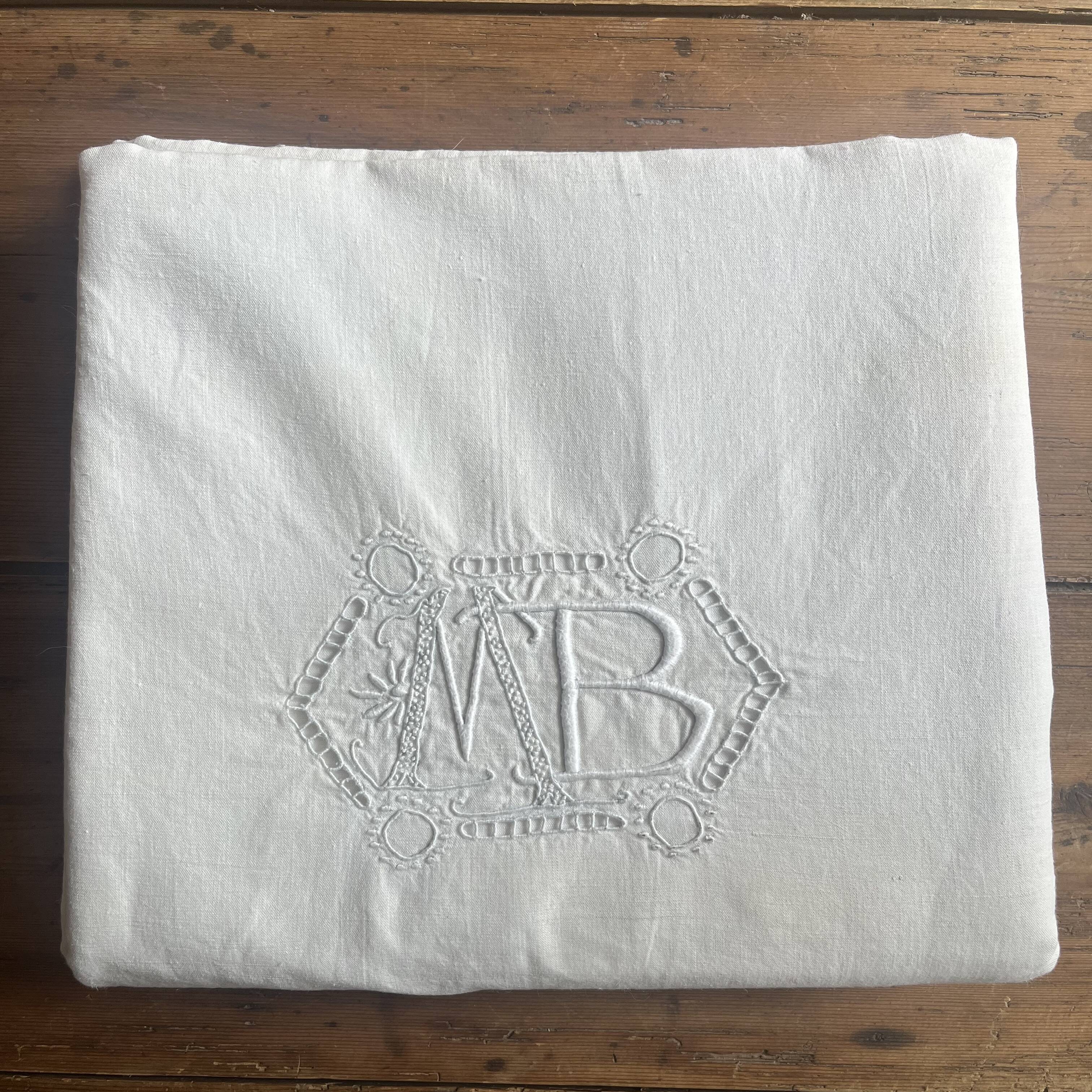 Linge ancien, drap brodé avec monogramme MB