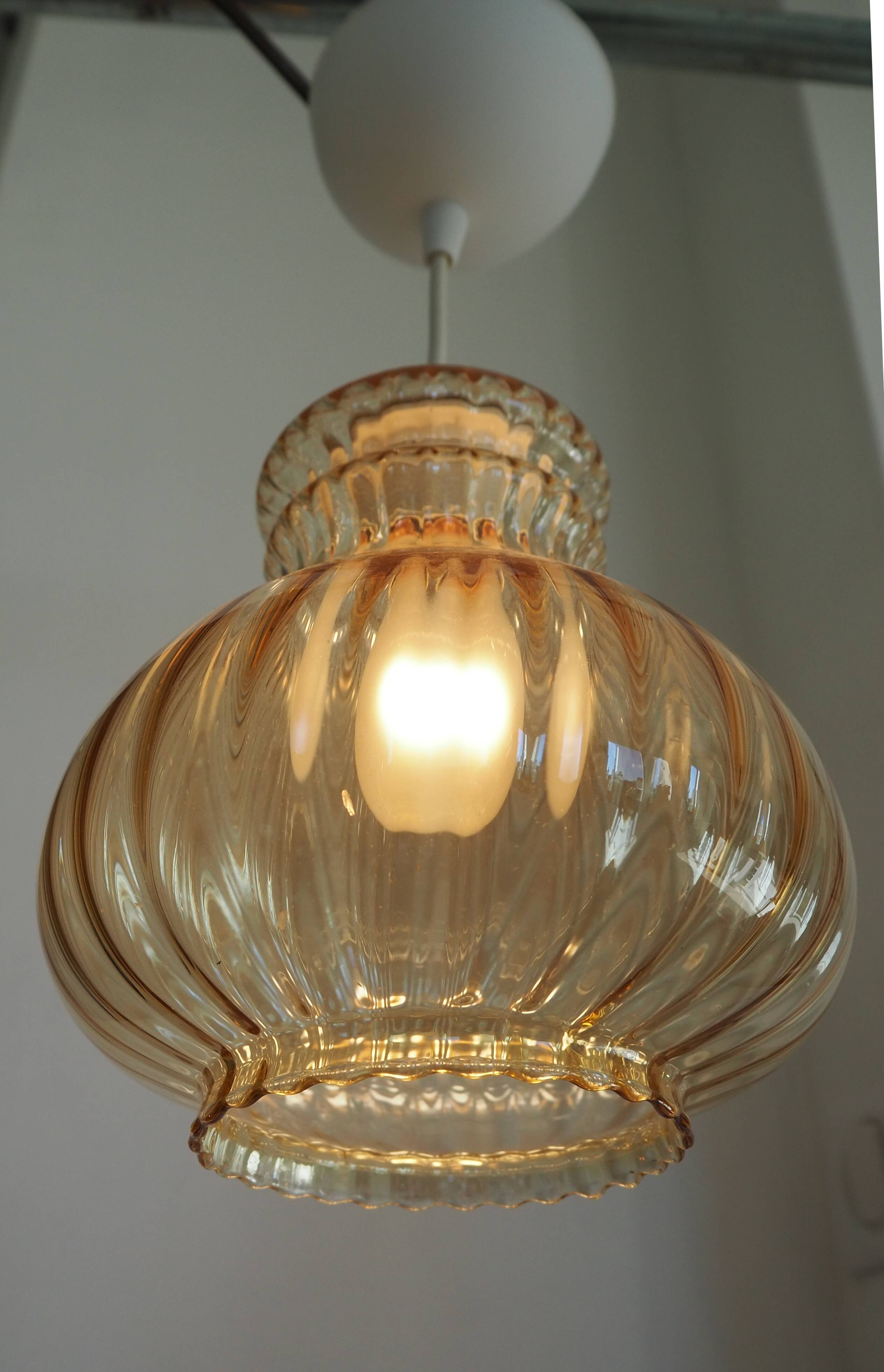 Pear-shaped striped suspension, in smoked glass.