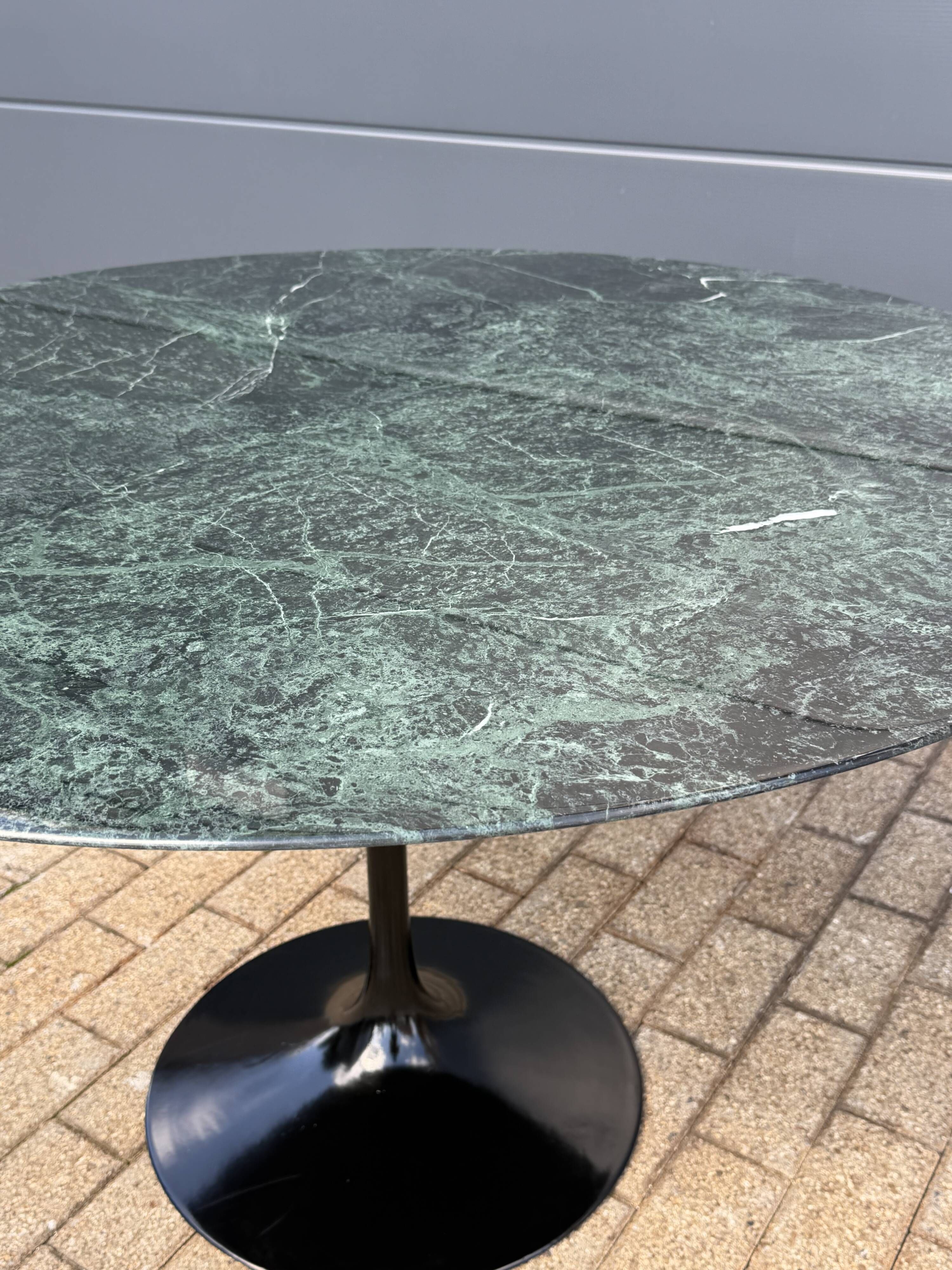 Original Knoll tulip dining table (137cm) glossy alpine green in new condition!!