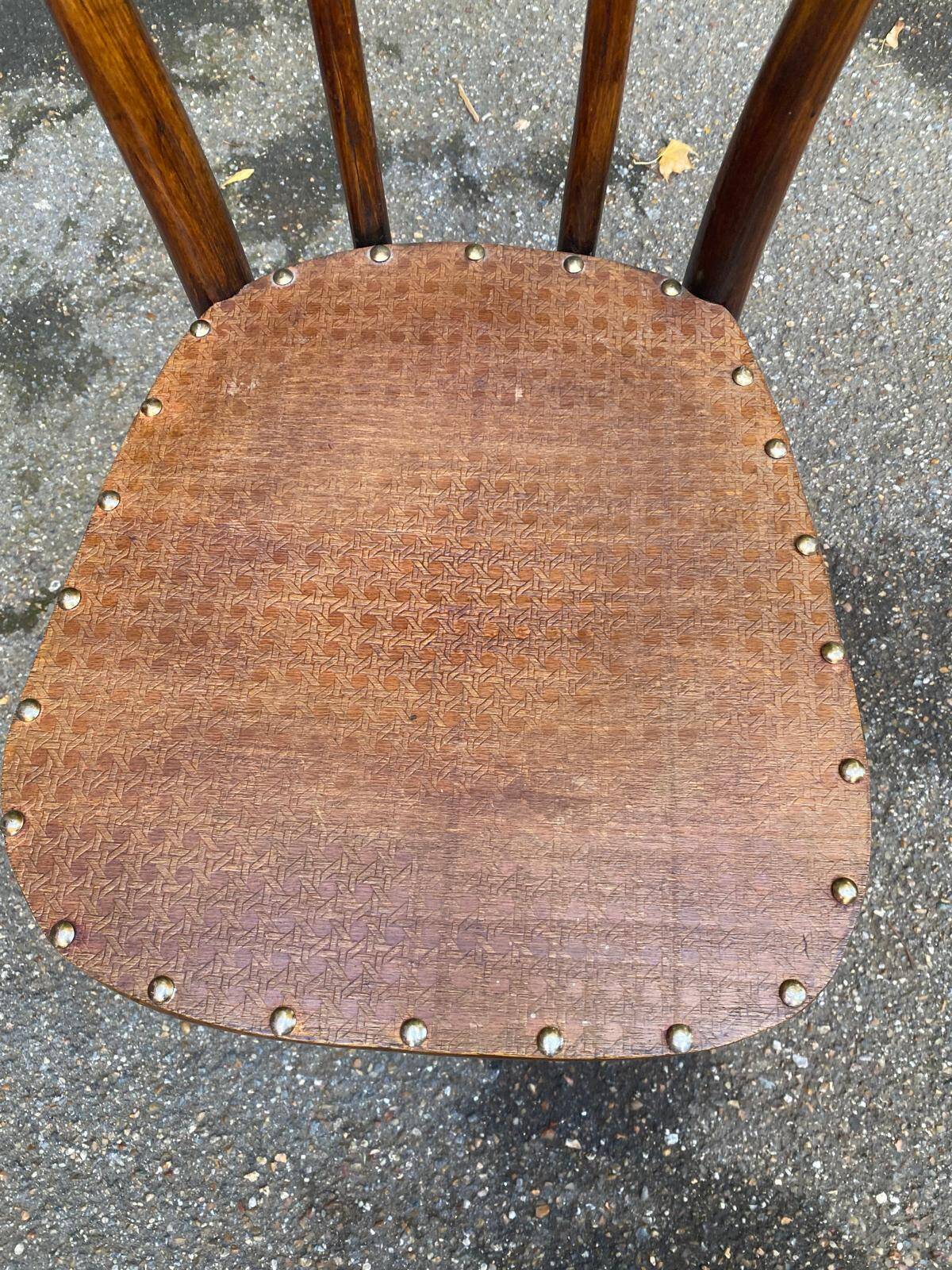 Chaise de bistrot en massif bois courbé cloutée
