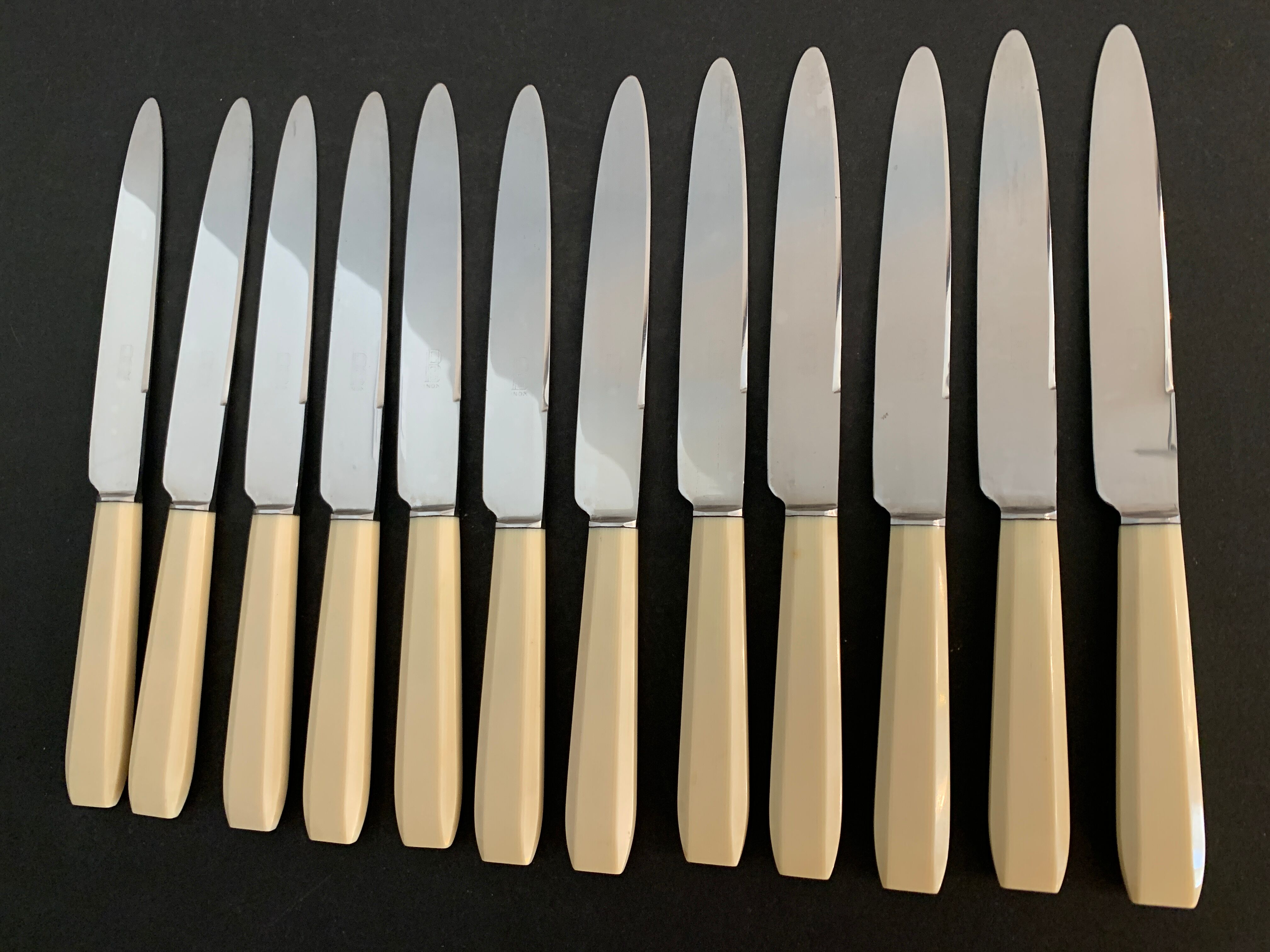 12 couteaux style art déco en bakélite et inox