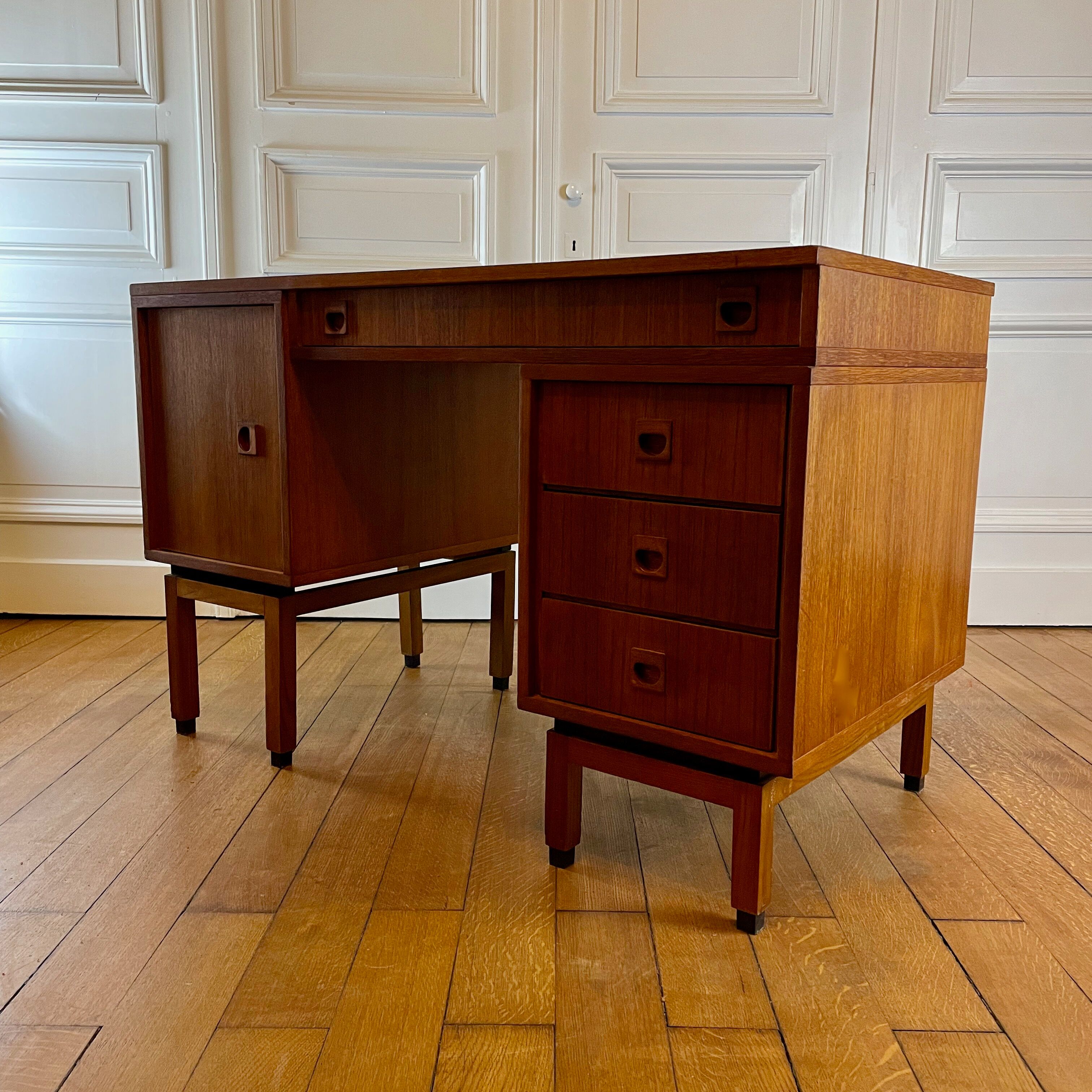 Modernist Office MDK