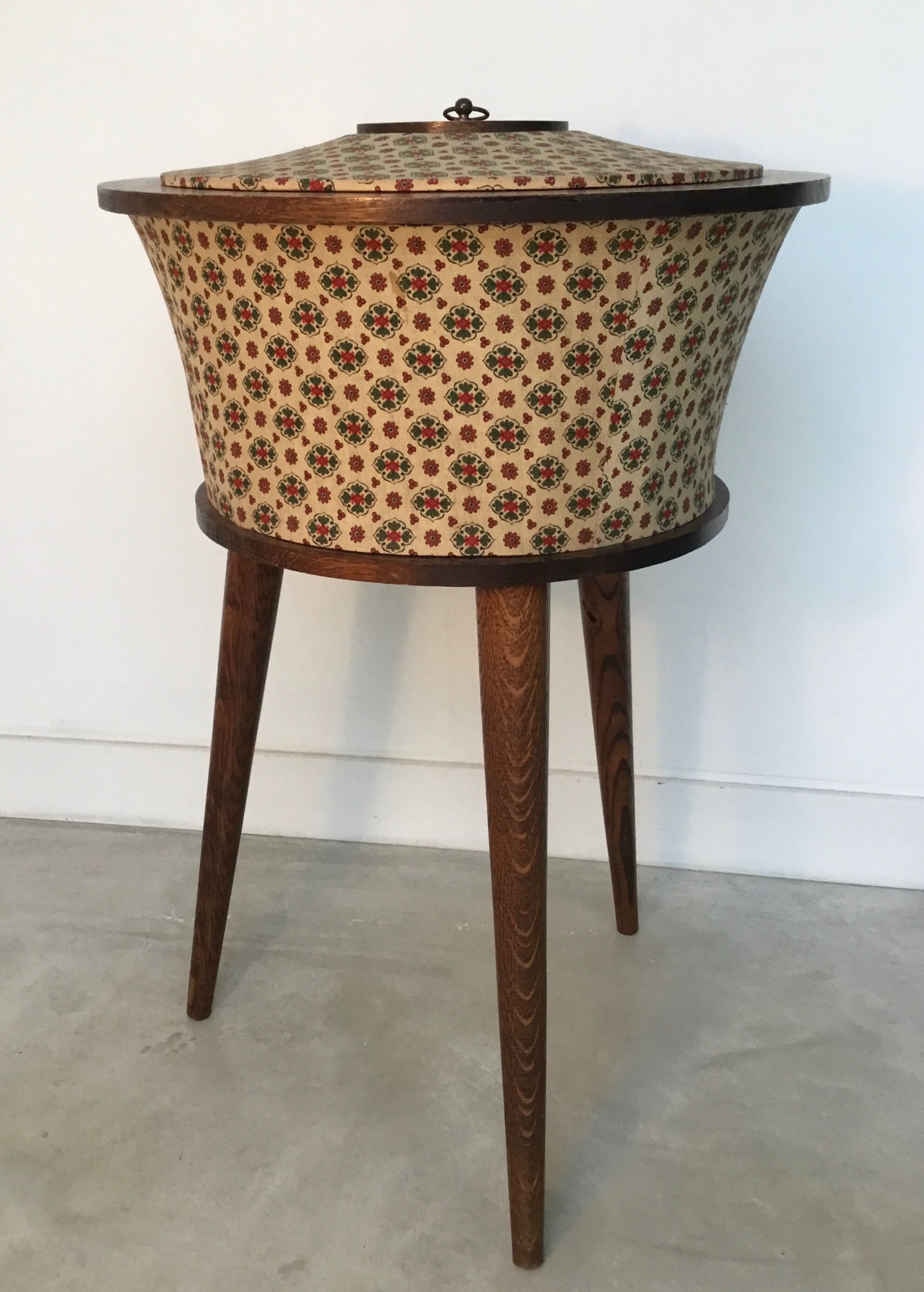 Vintage round tripod worker with tapered feet - 1960