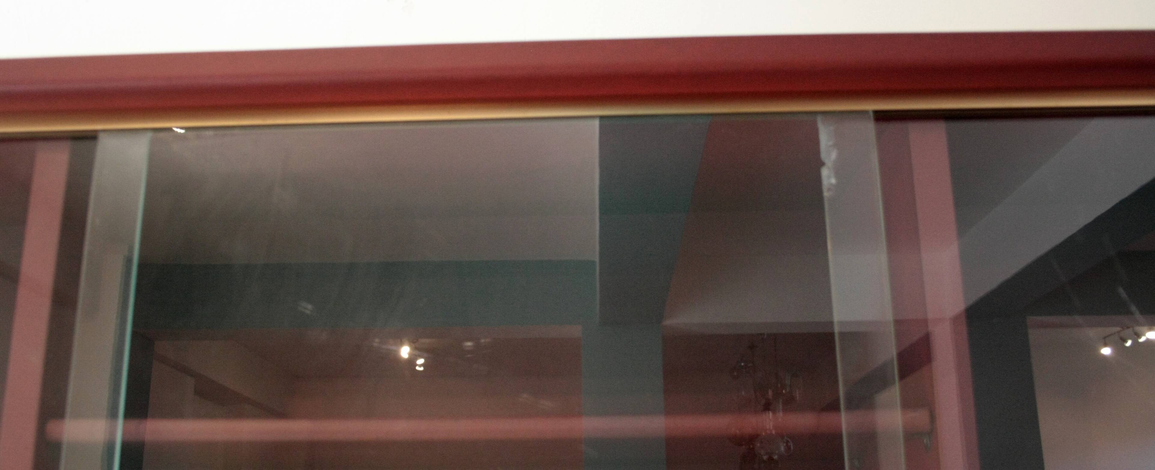 Crédence ou bibliothèque à deux sections recouverte de similicuir couleur Bordeaux