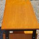 Bureau vintage en chêne blond piètement en bois noirci des années 50