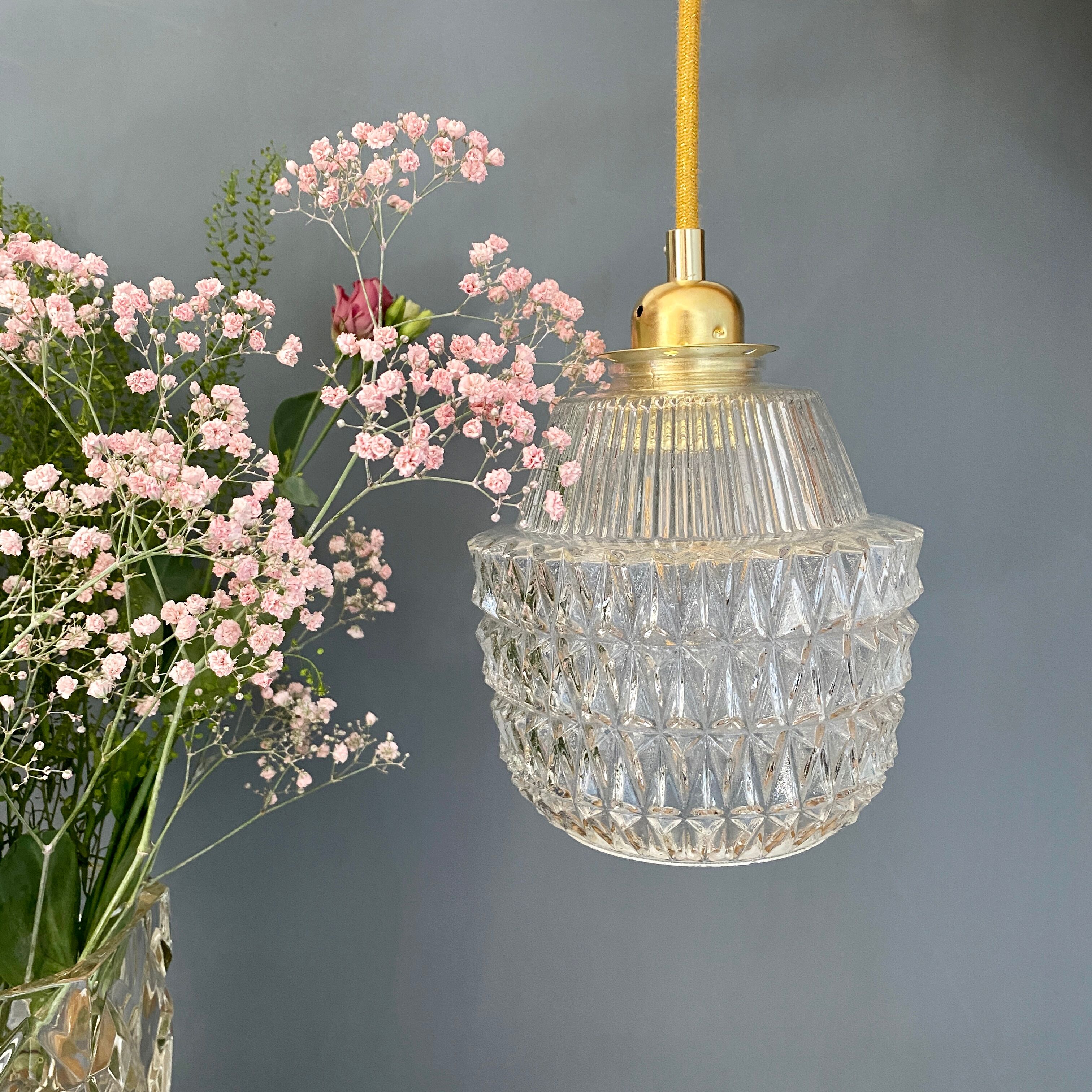 Suspension globe vintage en verre moulé transparent
