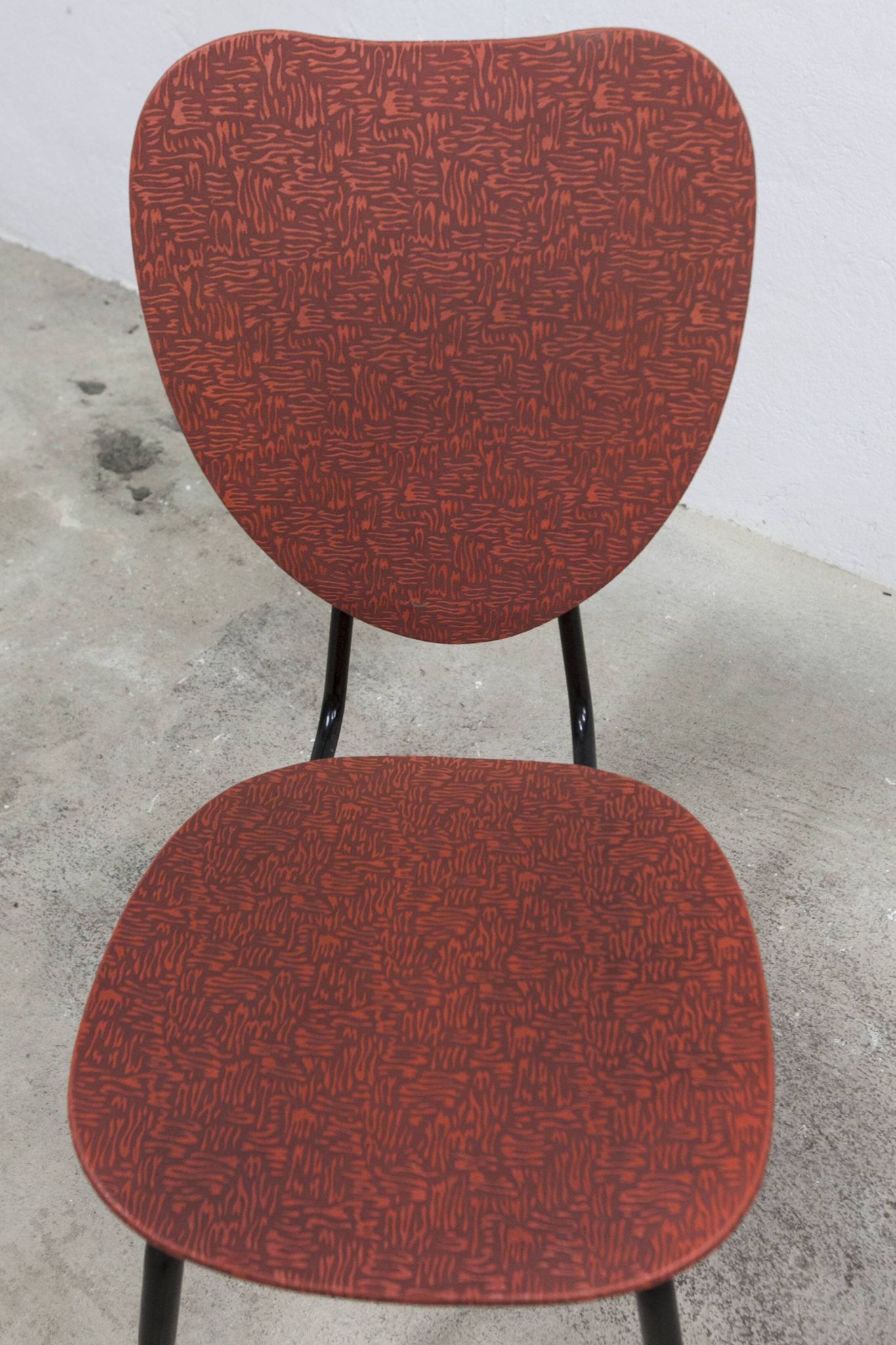Vintage 70s chair in black lacquered metal and atypical red vinyl