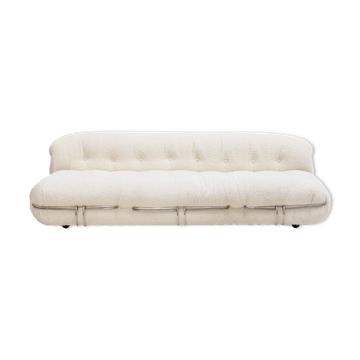 Canapé italien "Soriana" en tissu bouclé de Tobia Scarpa, style mid-century modern