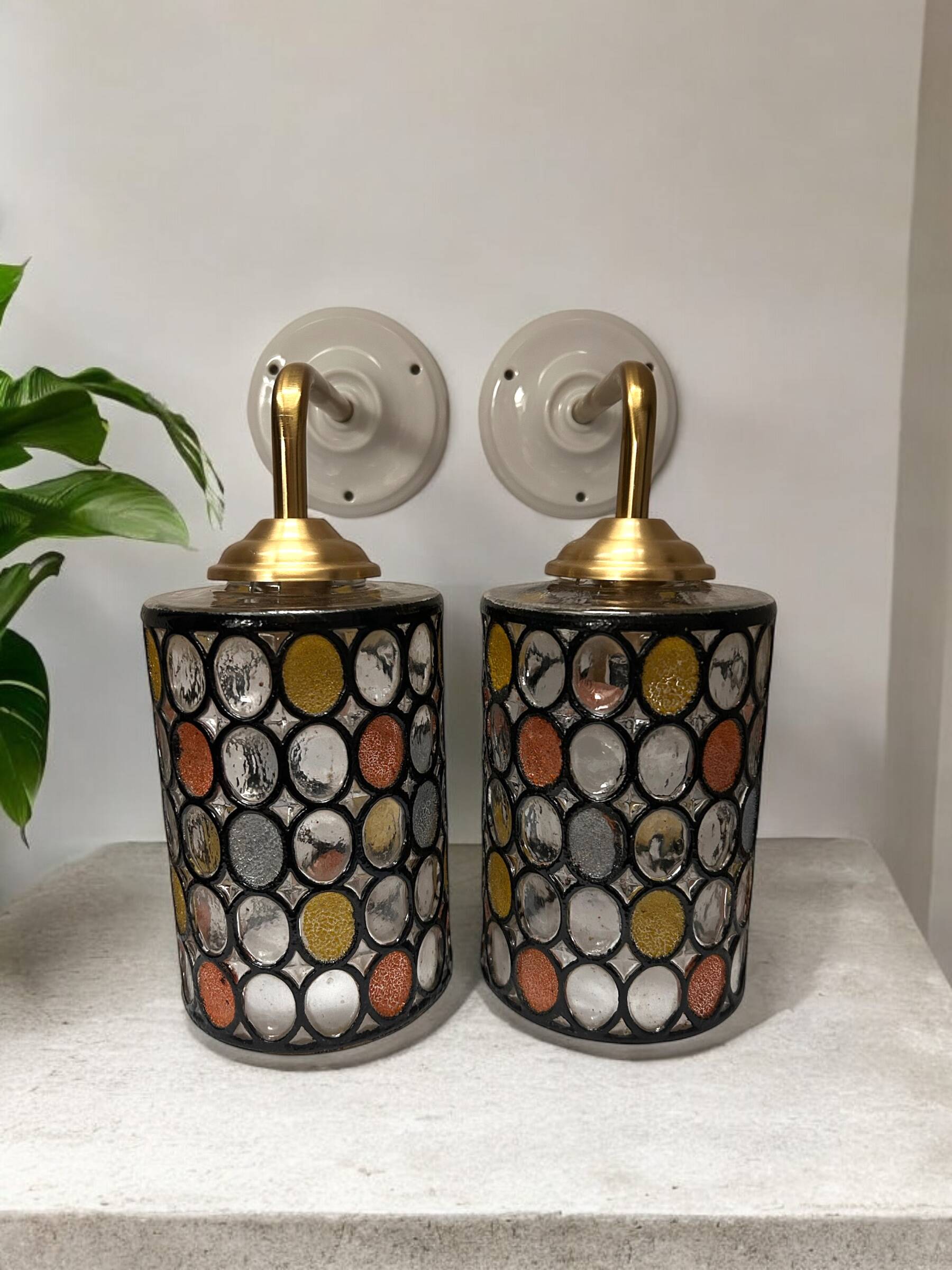 Paire d’appliques murales en verre vitrail