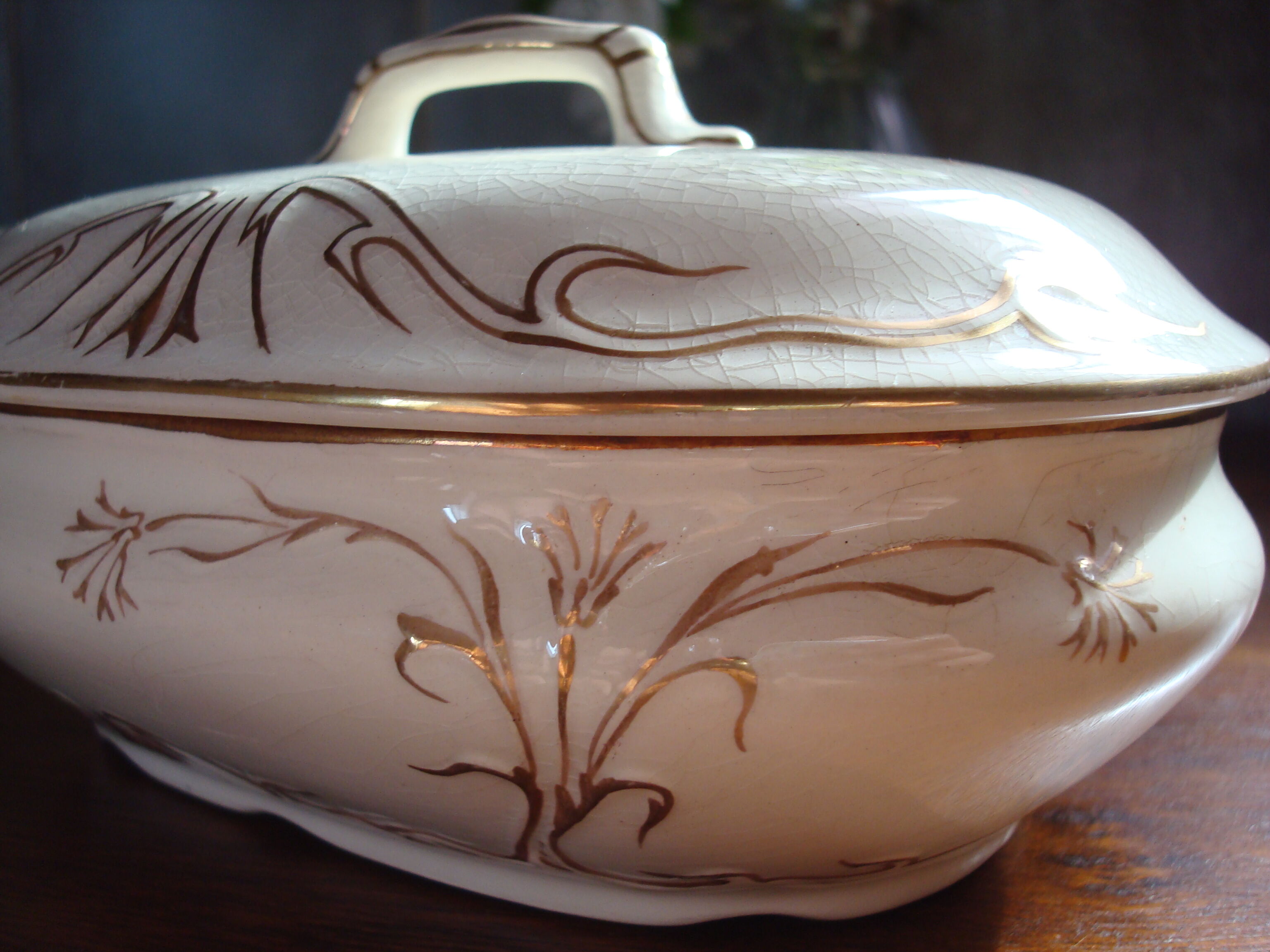 Brush holder and soap holder hamage nord, art nouveau, floral décor edging gold.