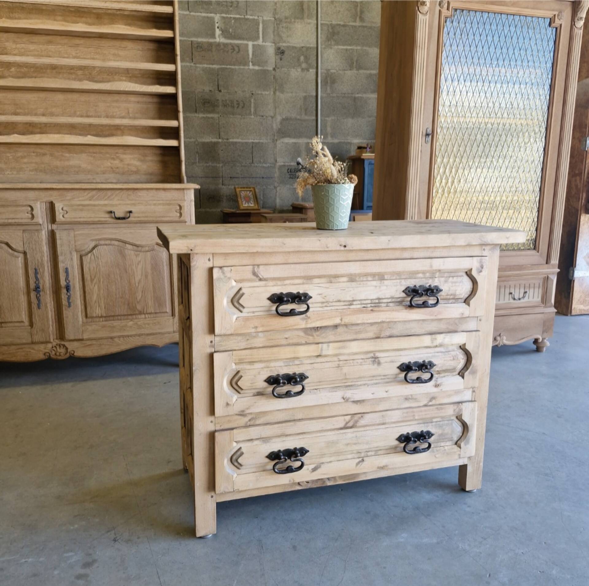 Commode ancienne en bois massif – rénovée
