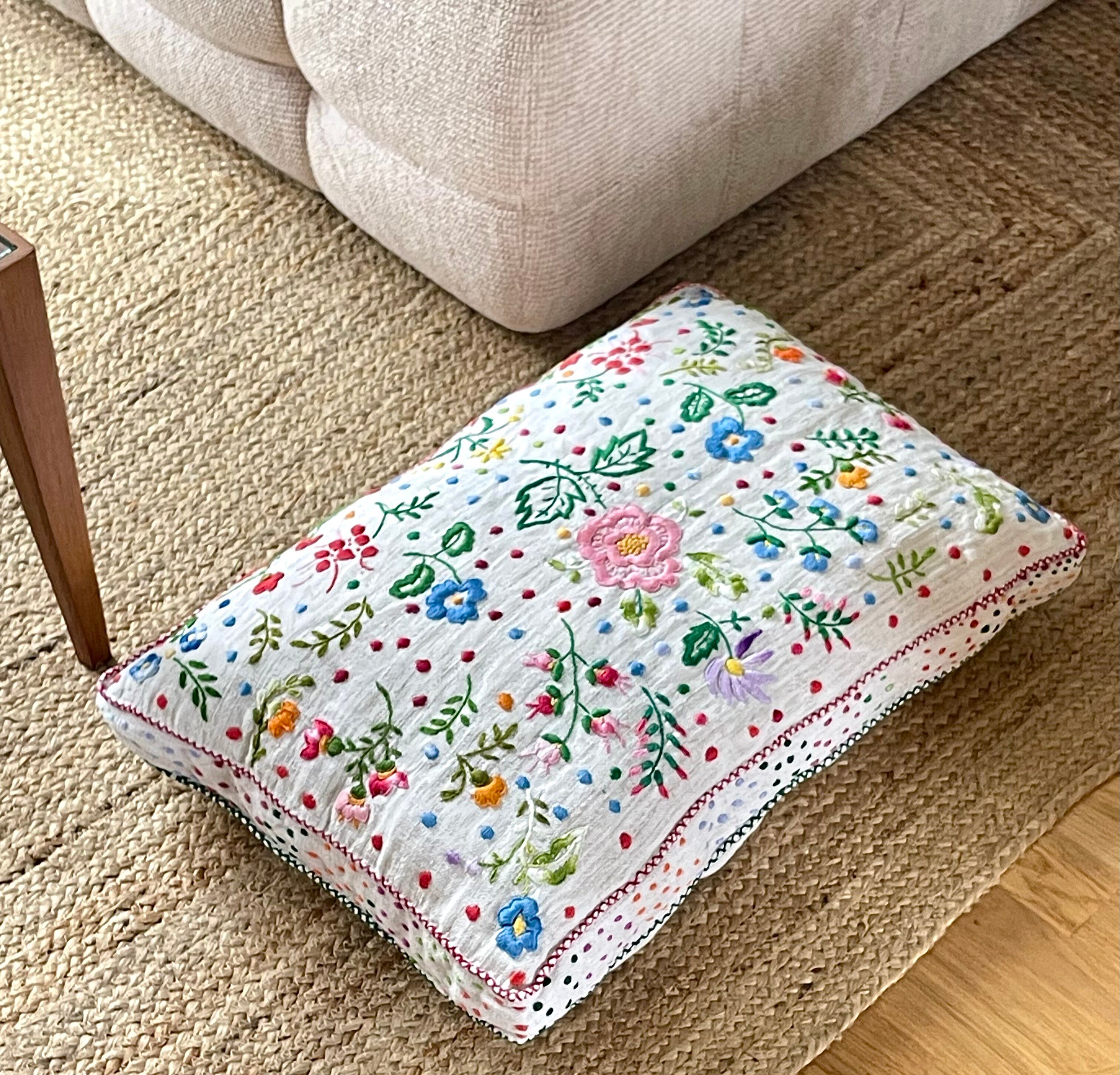 Cushion in hand-embroidered hemp.