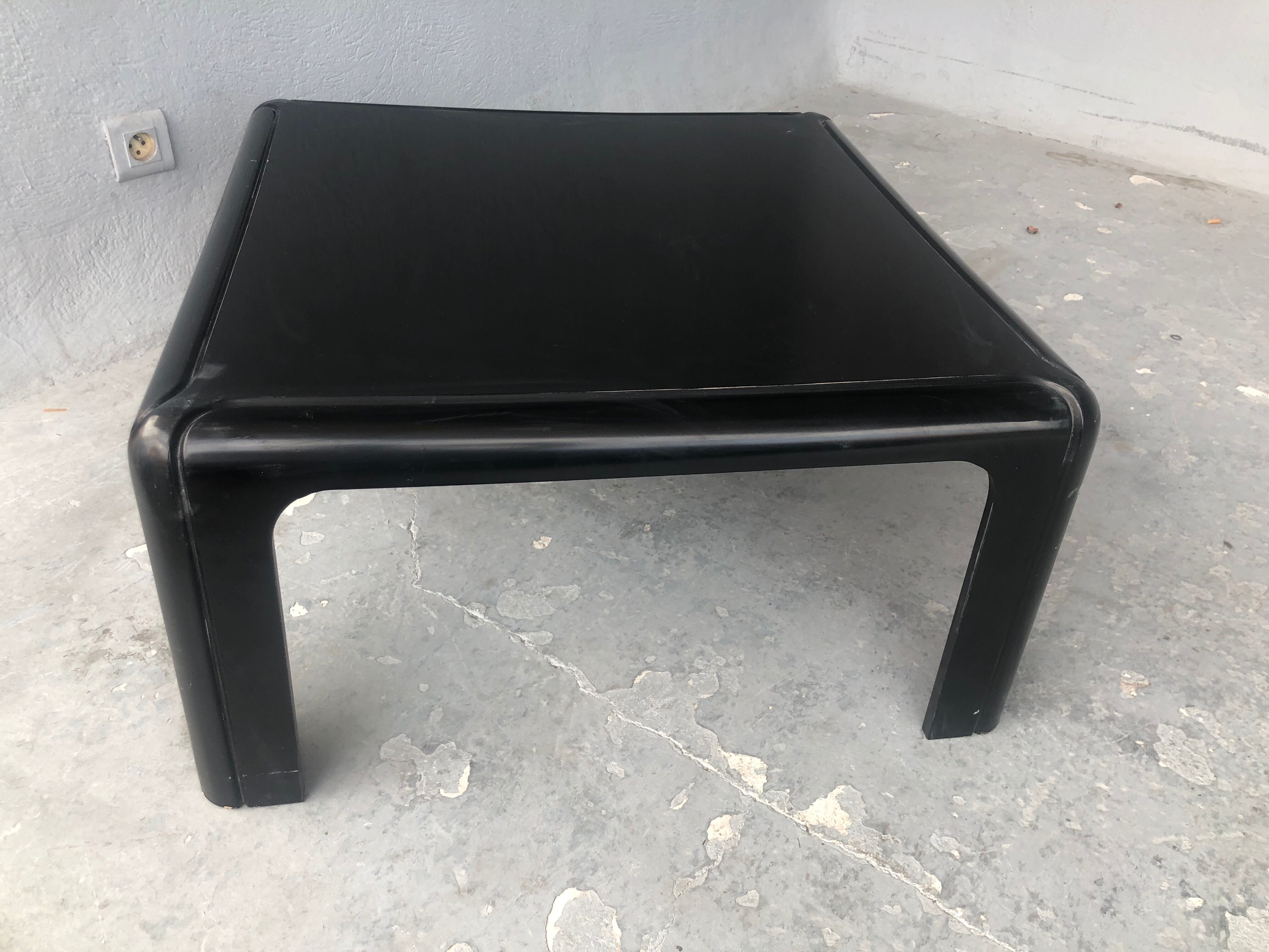 Coffee table of Gae Aulenti by Kartell