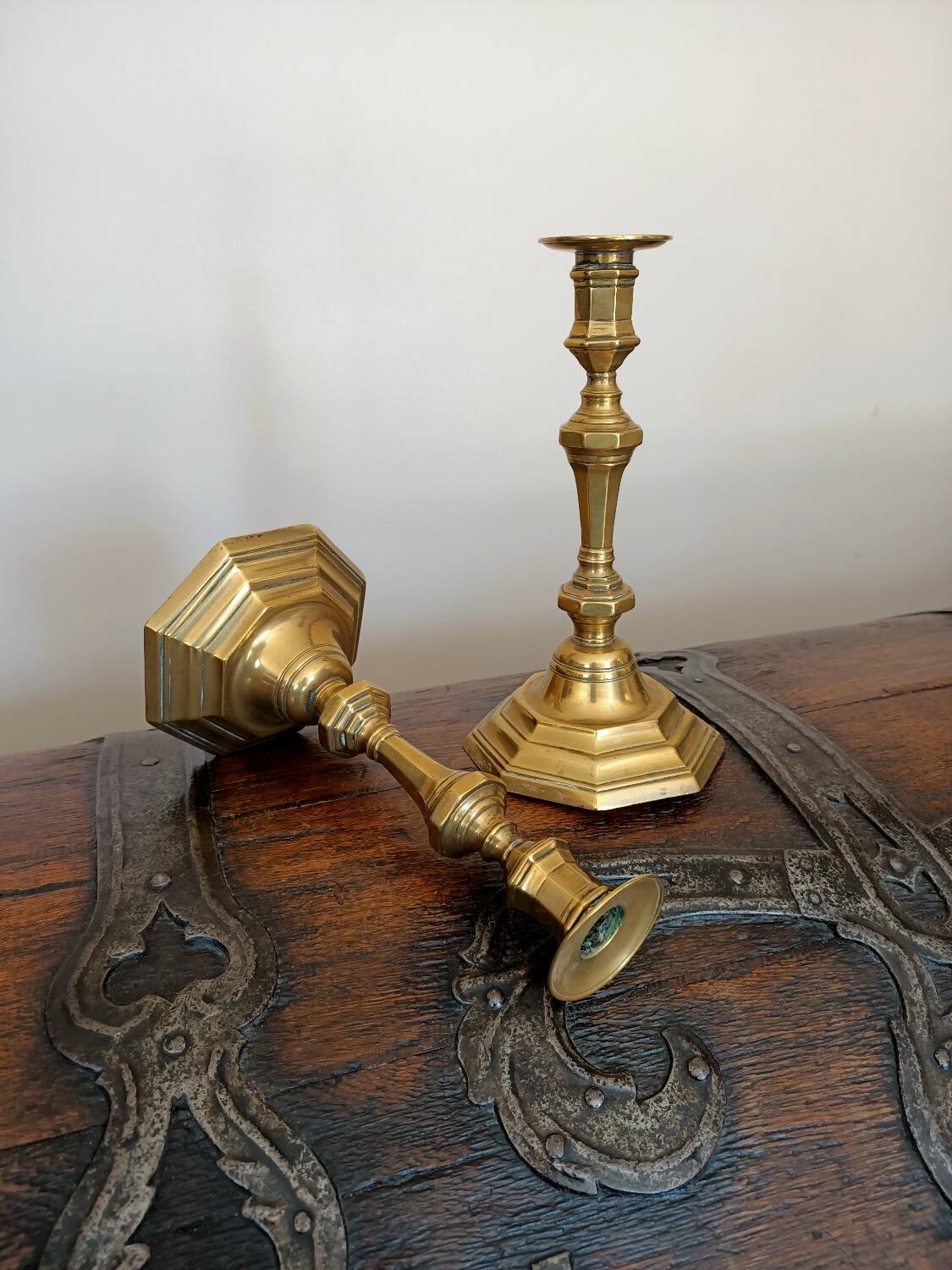 Paire de bougeoirs en bronze d'époque XVIIIe