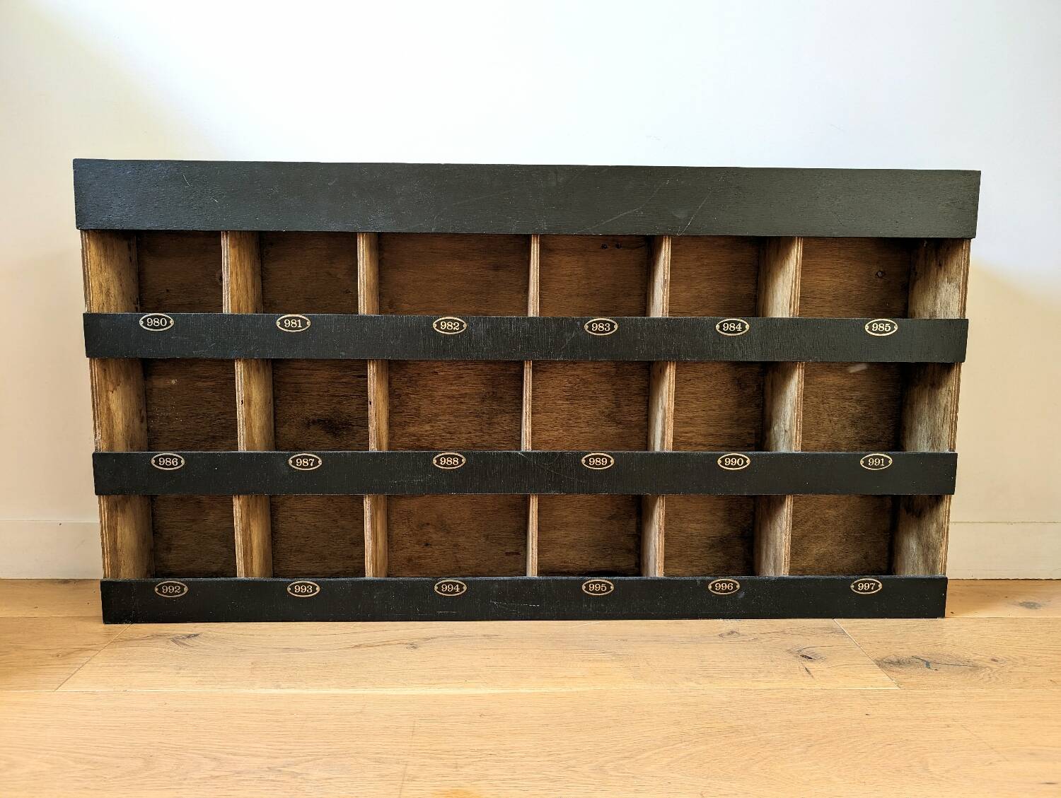 Hotel locker cabinet