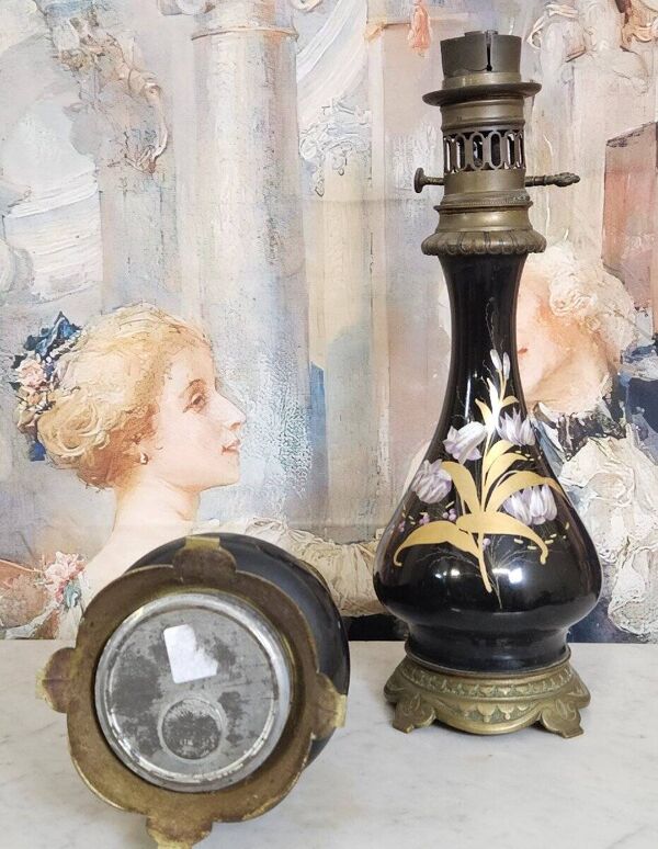Paire de lampes d’époque Napoléon III, avec des fûts en porcelaine noire émaillée