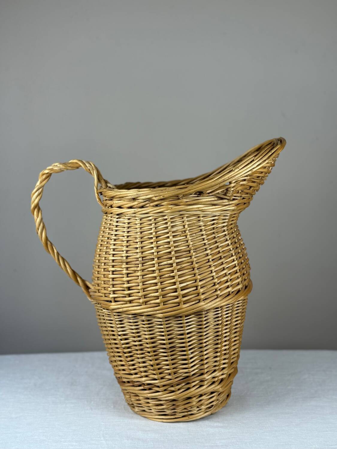 Panier en osier en forme de carafe aiguière