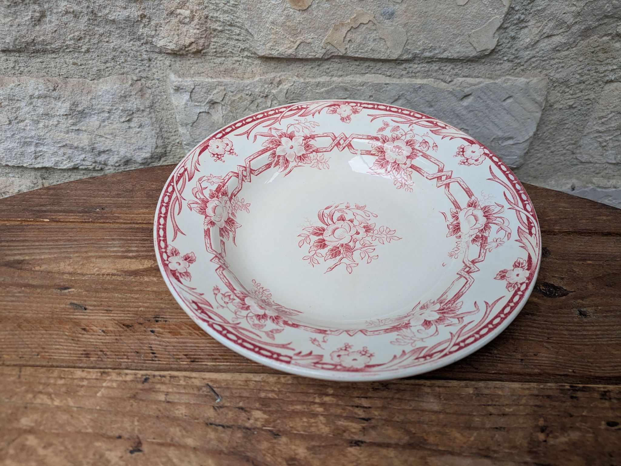 Hollow plate Sarreguemines model Cérès decorated with pink flowers Terre de Fer