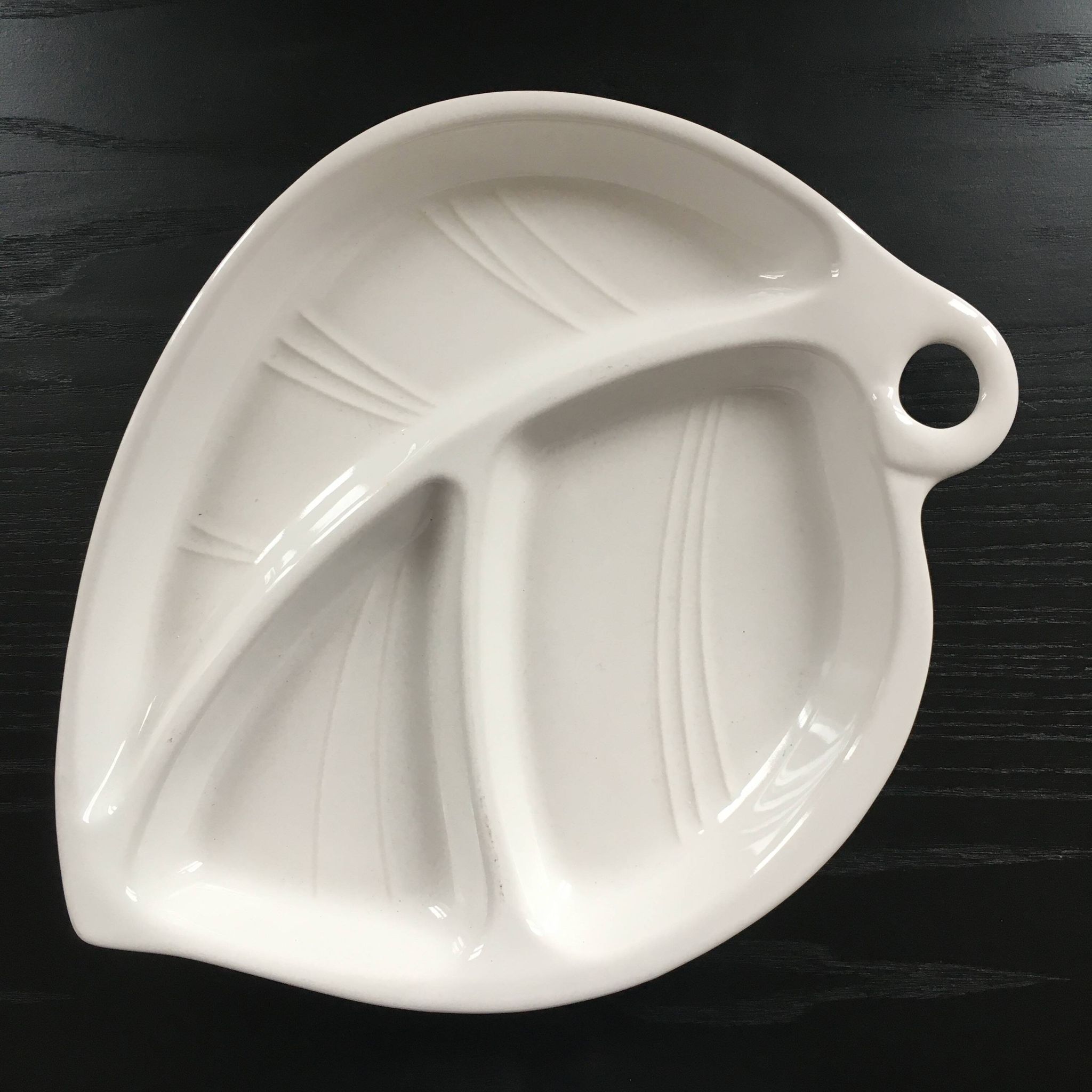 Plat feuille  en faïence blanche