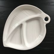 Plat feuille  en faïence blanche