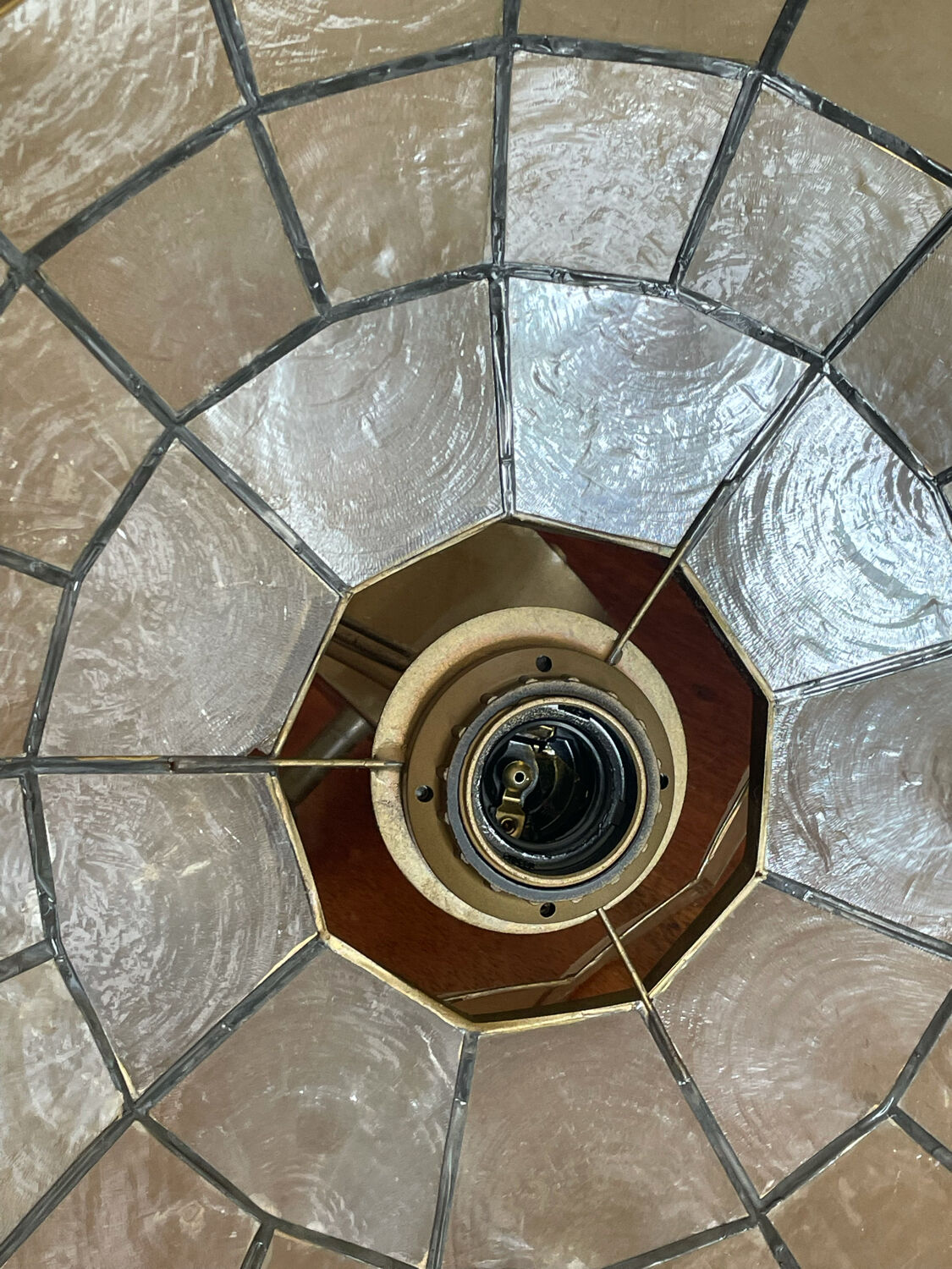 Mother-of-pearl and brass suspension