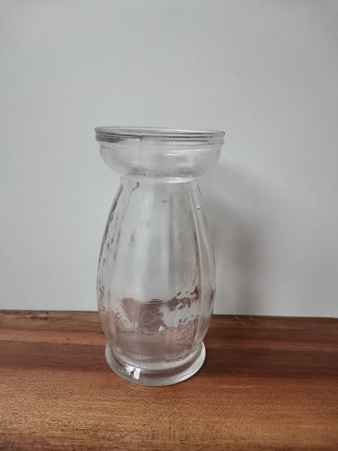 Vase à bulbe en verre moulé vintage