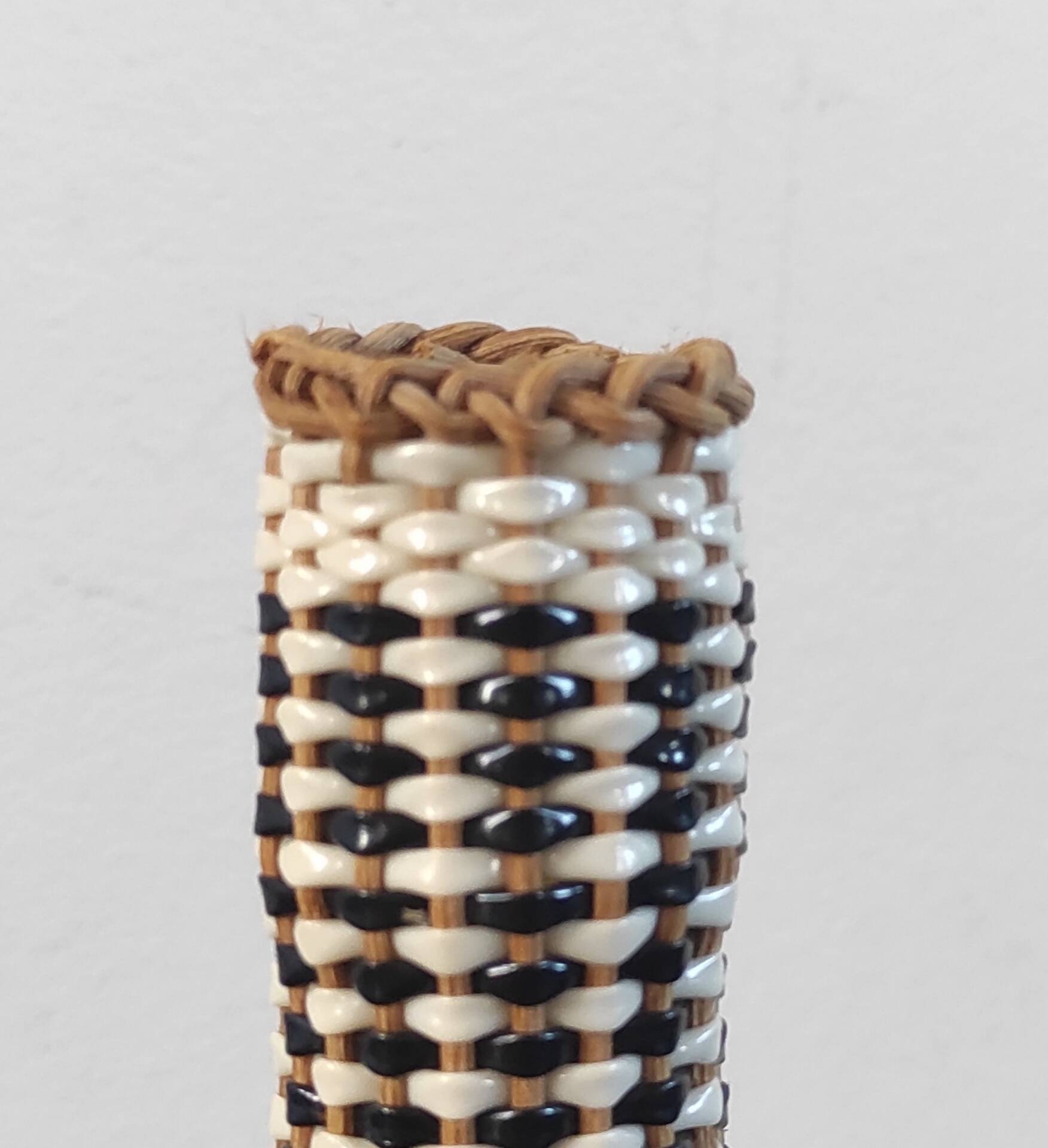 Vintage bottle in two-tone woven scoubidou.