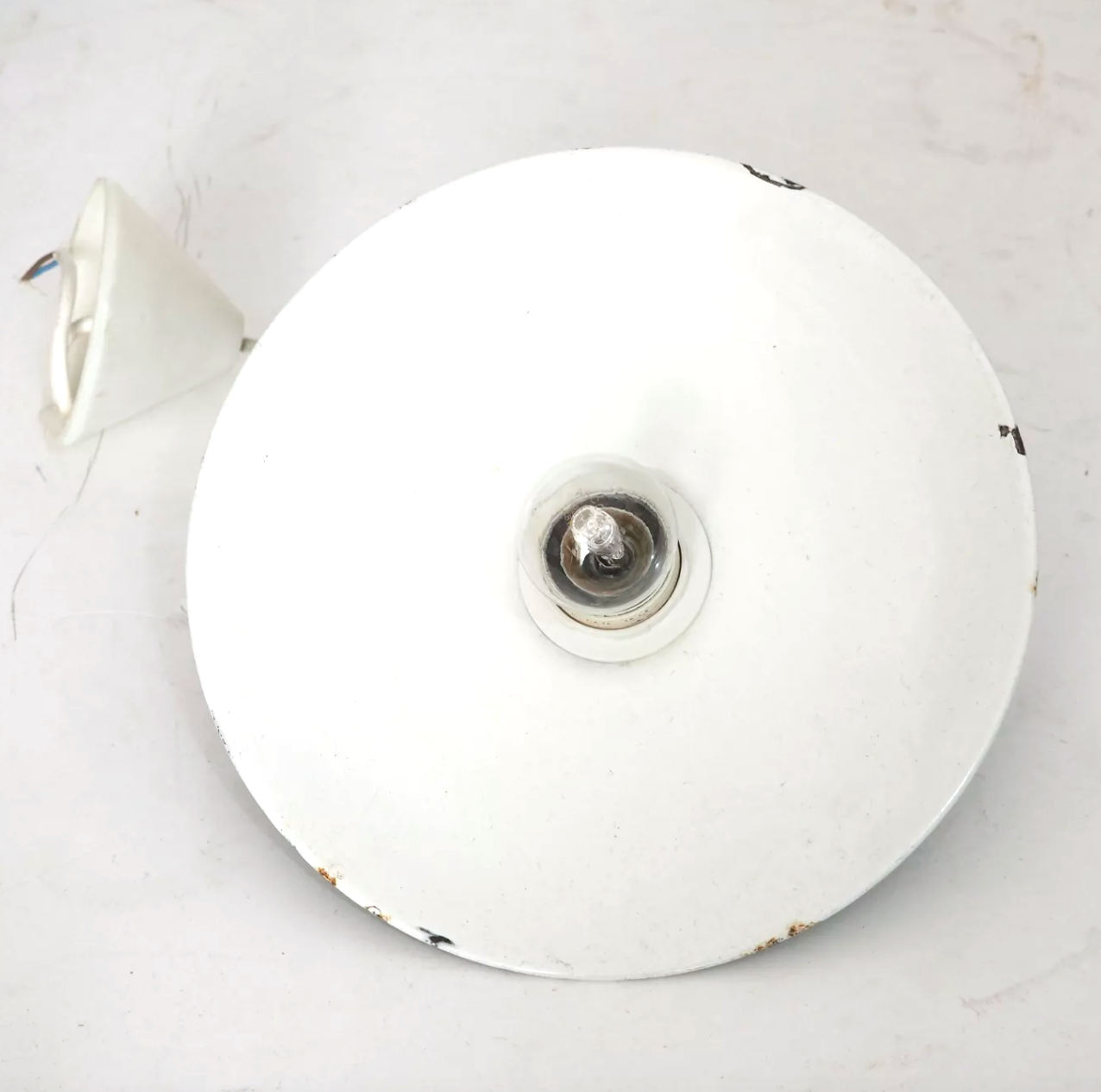 Enamelled sheet metal workshop suspension