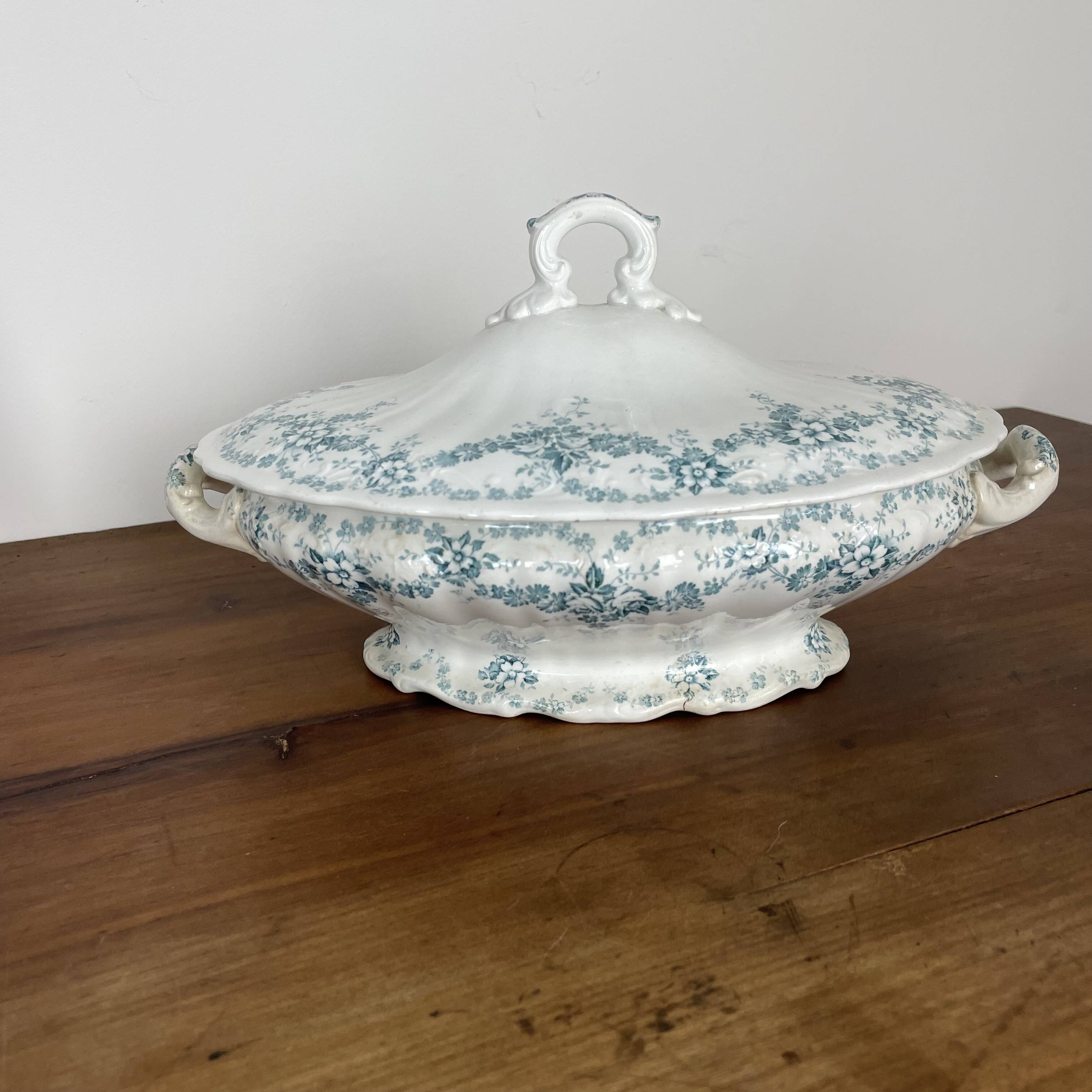 Covered dish, vegetable dish in Maastricht earthenware, Clara model