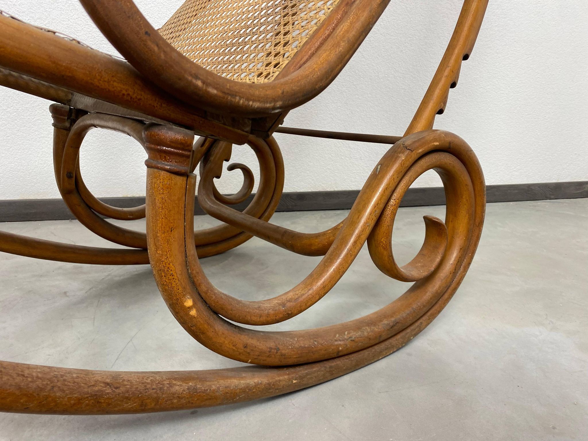 Daybed in curved wood no. 2 by Thonet