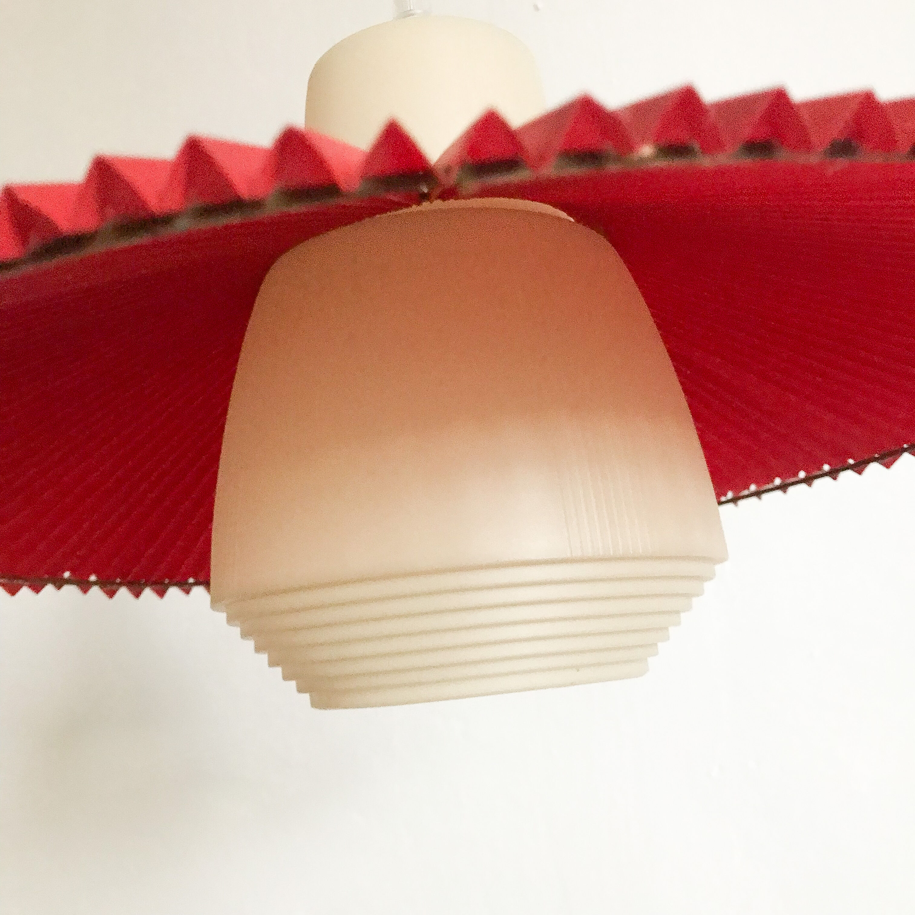 Suspension vintage en plastique rouge et beige